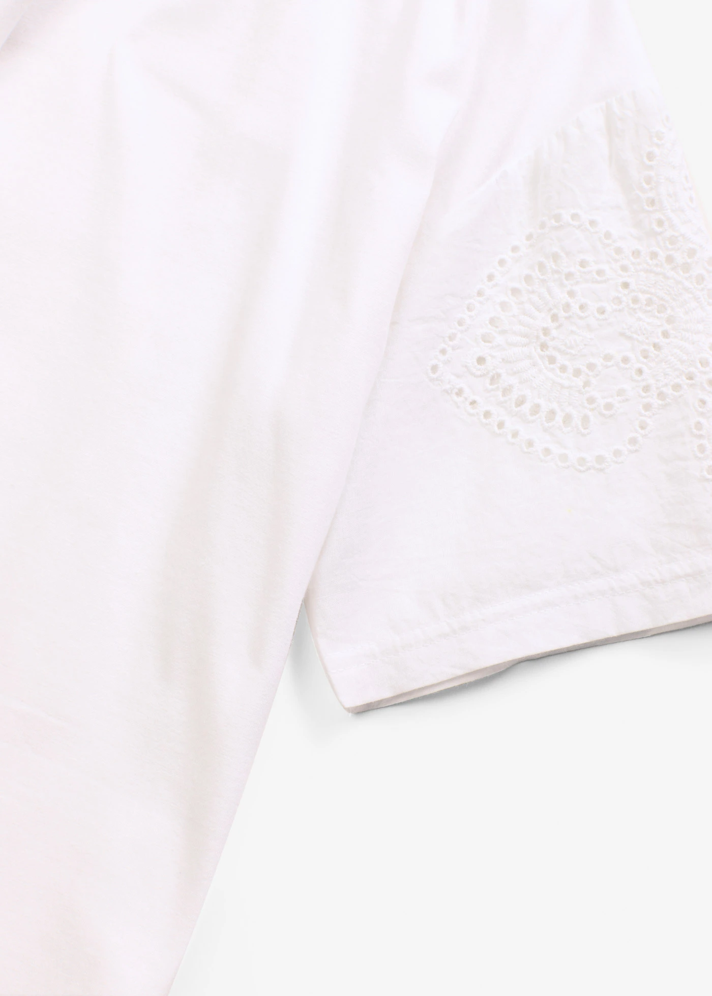 Tricou cu broderie perforată • alb • magazin bonprix