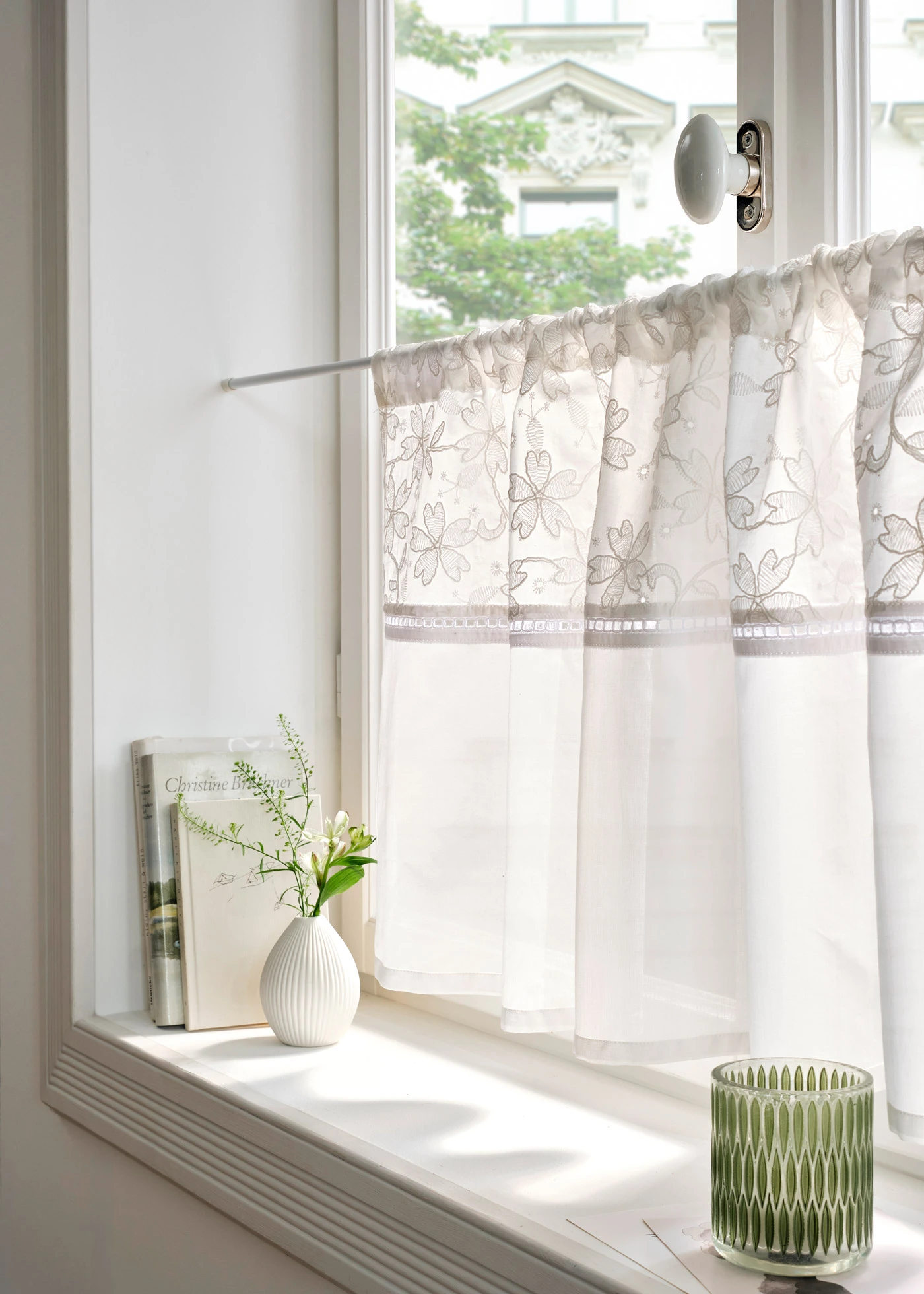 Brise-bise en coton avec broderies • blanc • Boutique bonprix