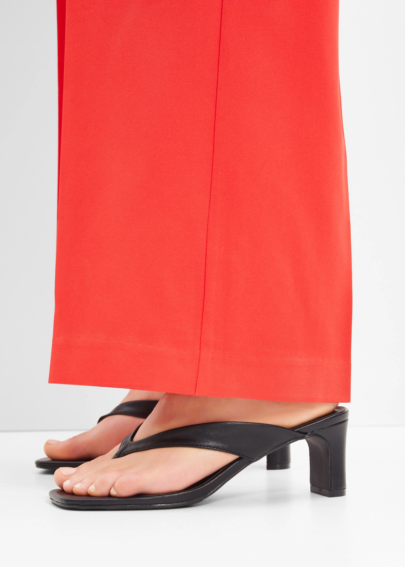 Klapki japonki na obcasie słupku • czarny • sklep bonprix