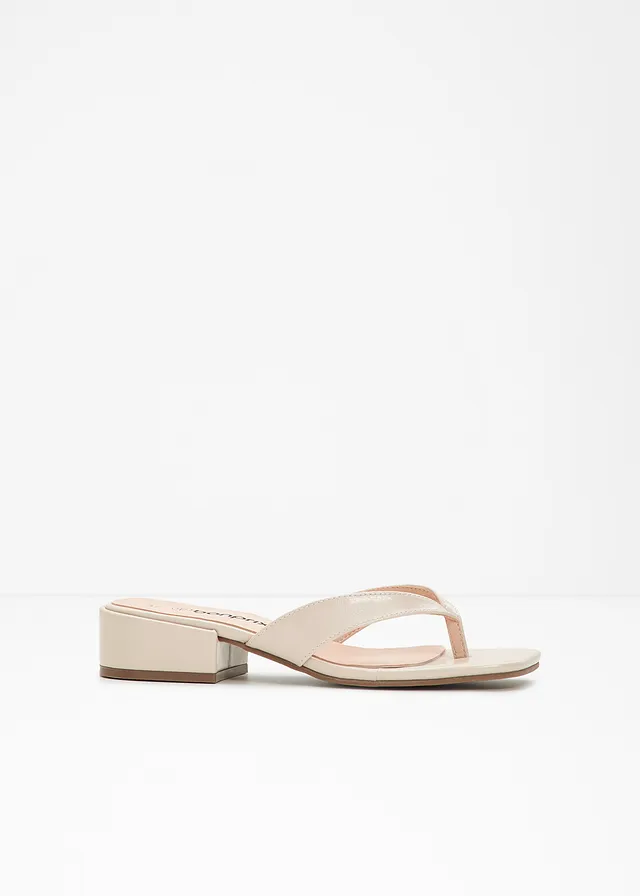 Papuci cu baretă între degete