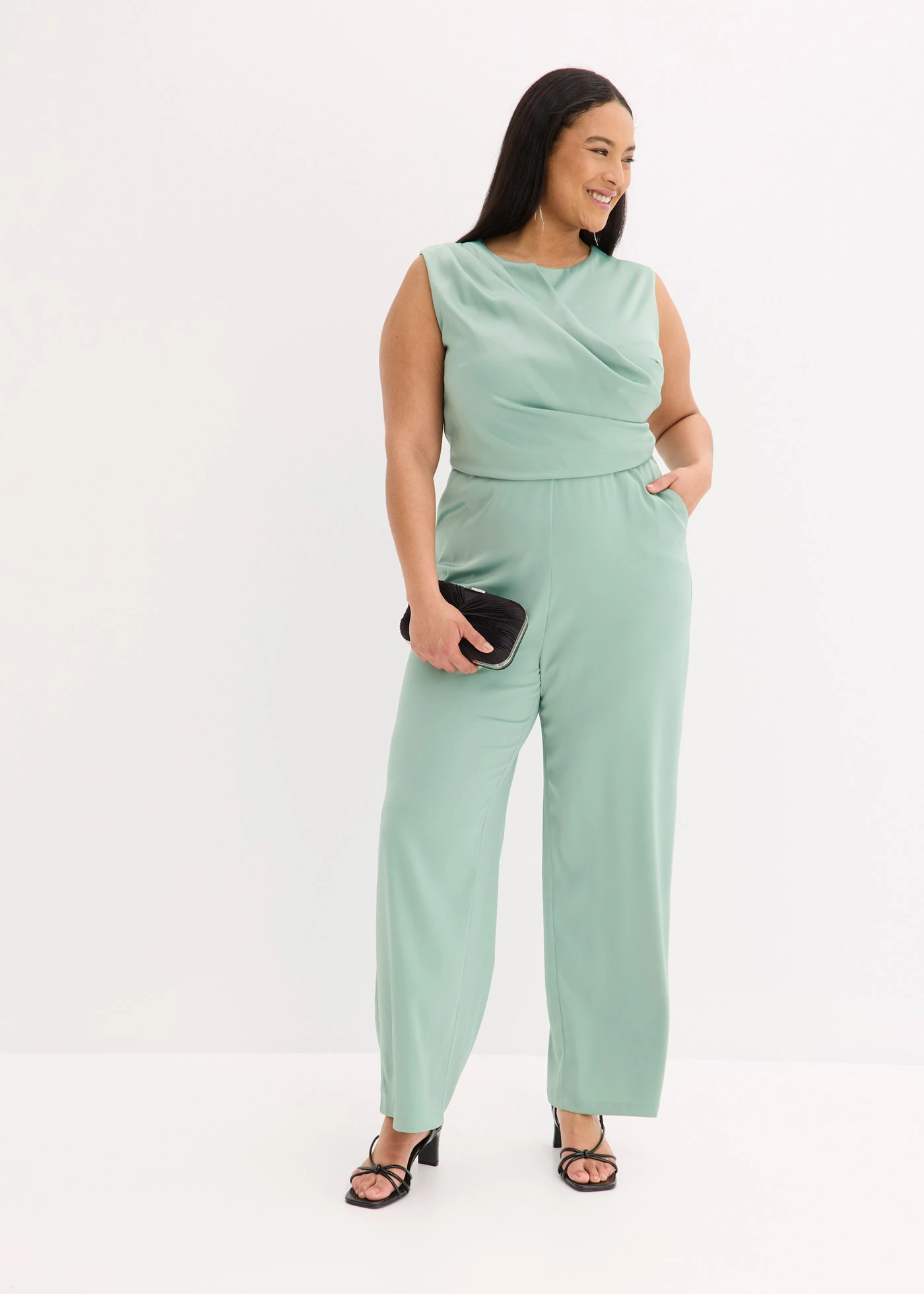 Jumpsuit van glanzend satijn • pastelgroen plus size • bonprix online shop