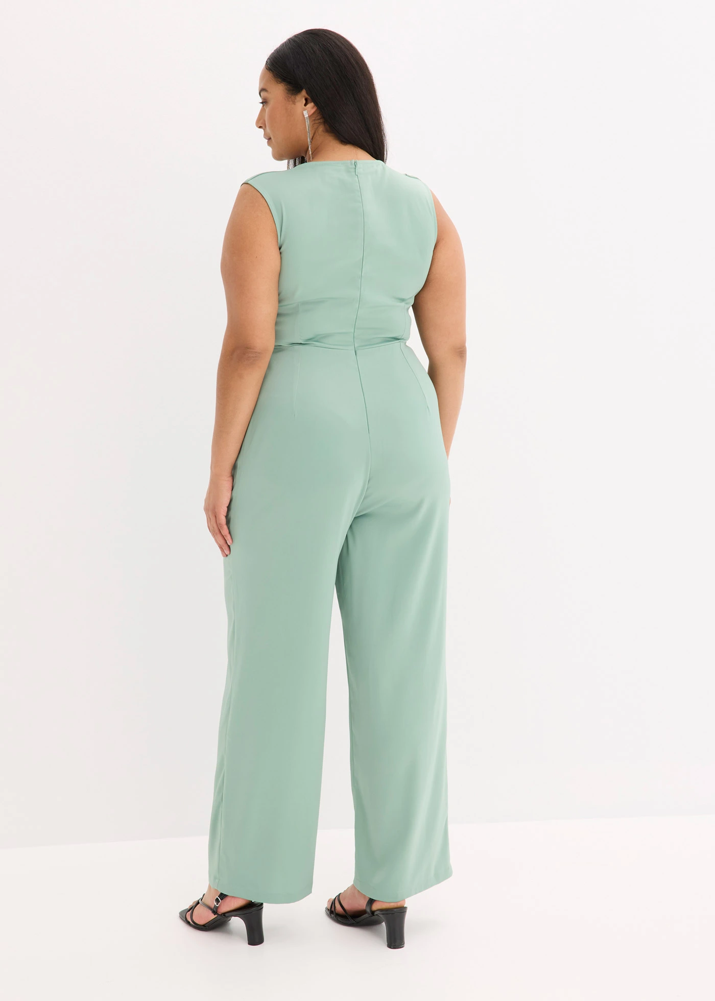 Jumpsuit van glanzend satijn • pastelgroen plus size • bonprix online shop