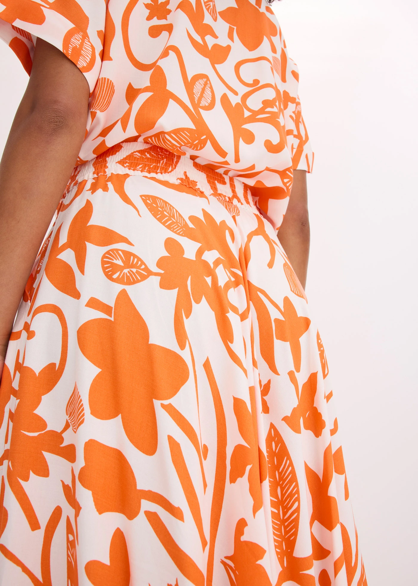 Jupe longue en viscose fluide • écru/mangue floral • Boutique bonprix