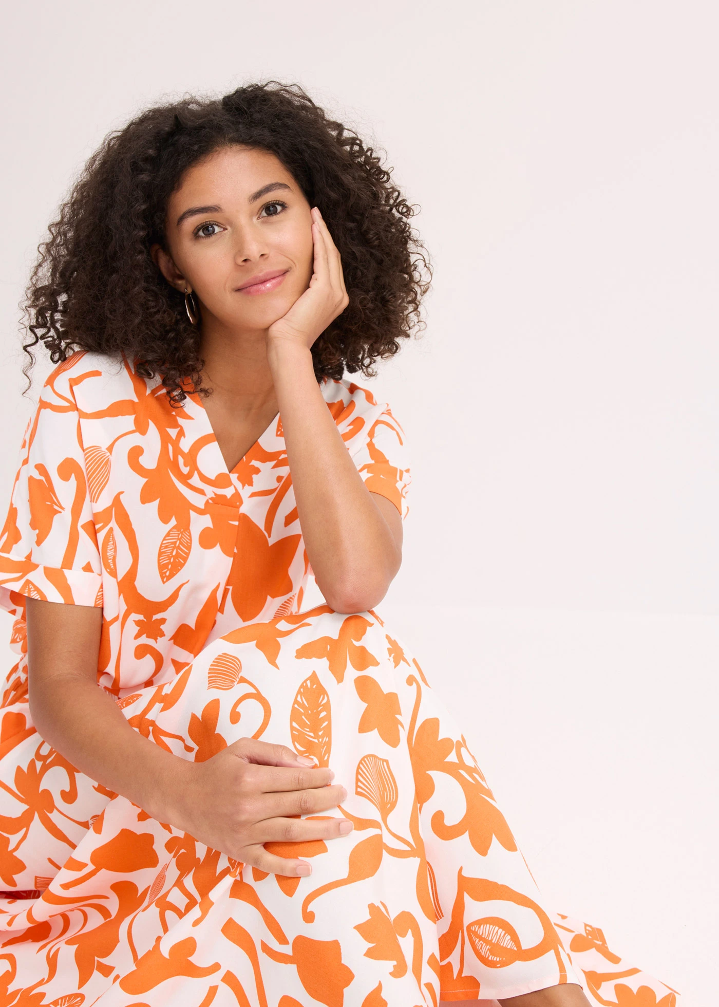 Jupe longue en viscose fluide • écru/mangue floral • Boutique bonprix