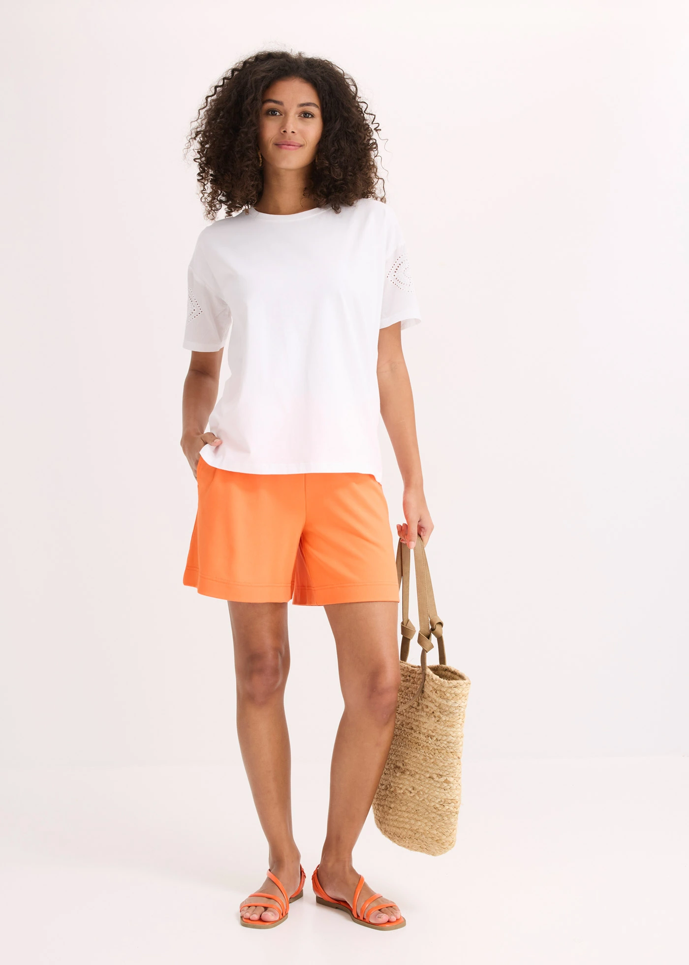 Tricou cu broderie perforată • alb • magazin bonprix