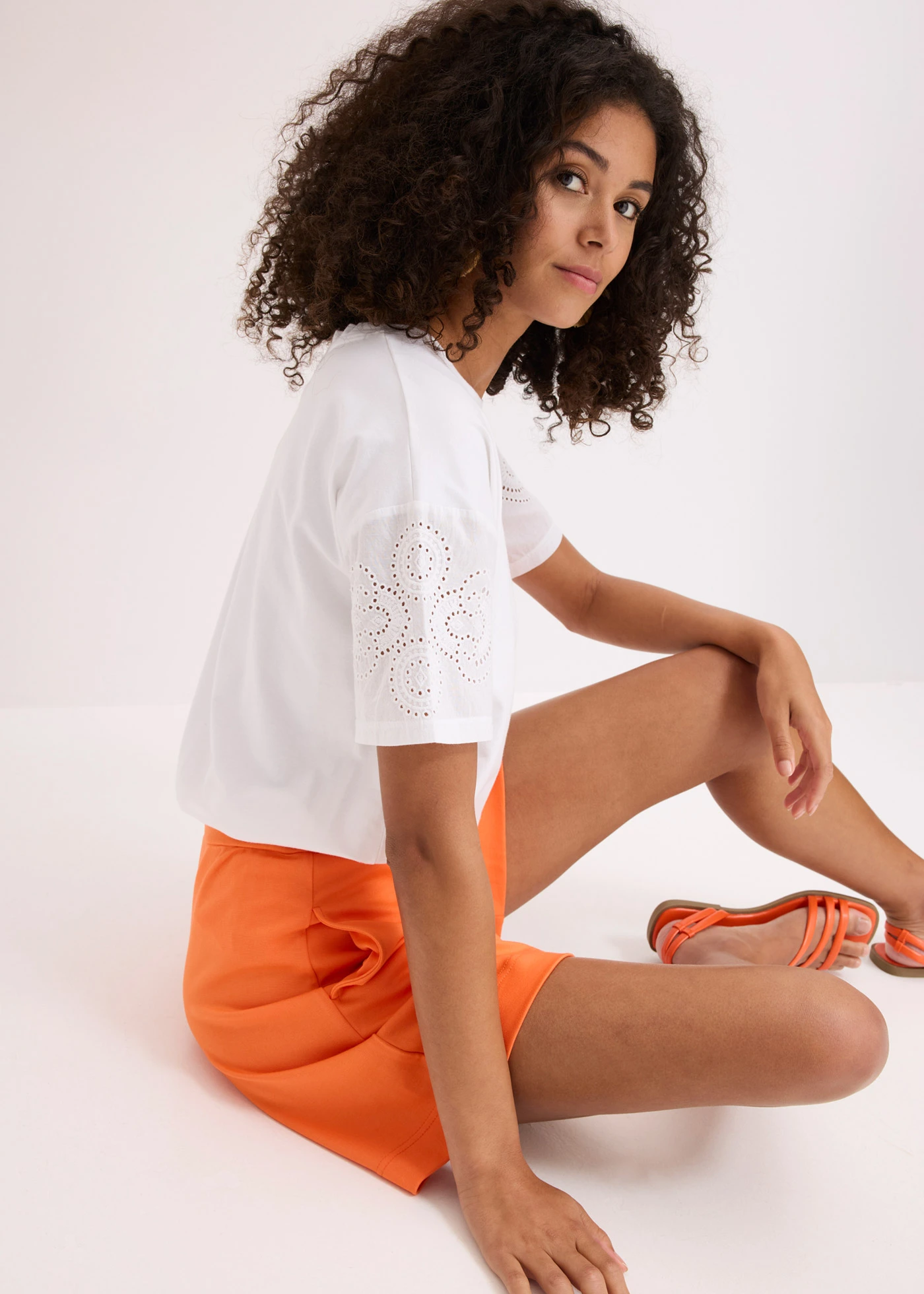 Tricou cu broderie perforată • alb • magazin bonprix