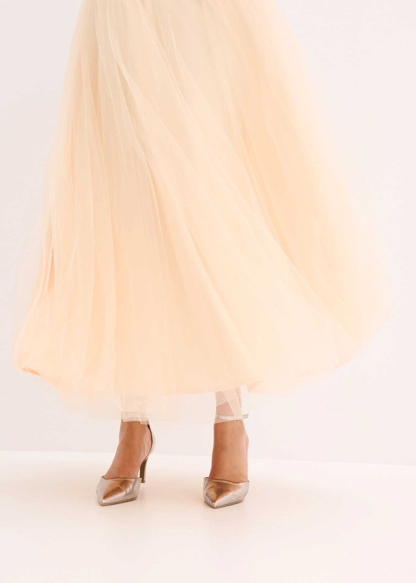 Maxi šaty z jemného tylu s květinovou aplikací • šampaňská plus size • bonprix obchod