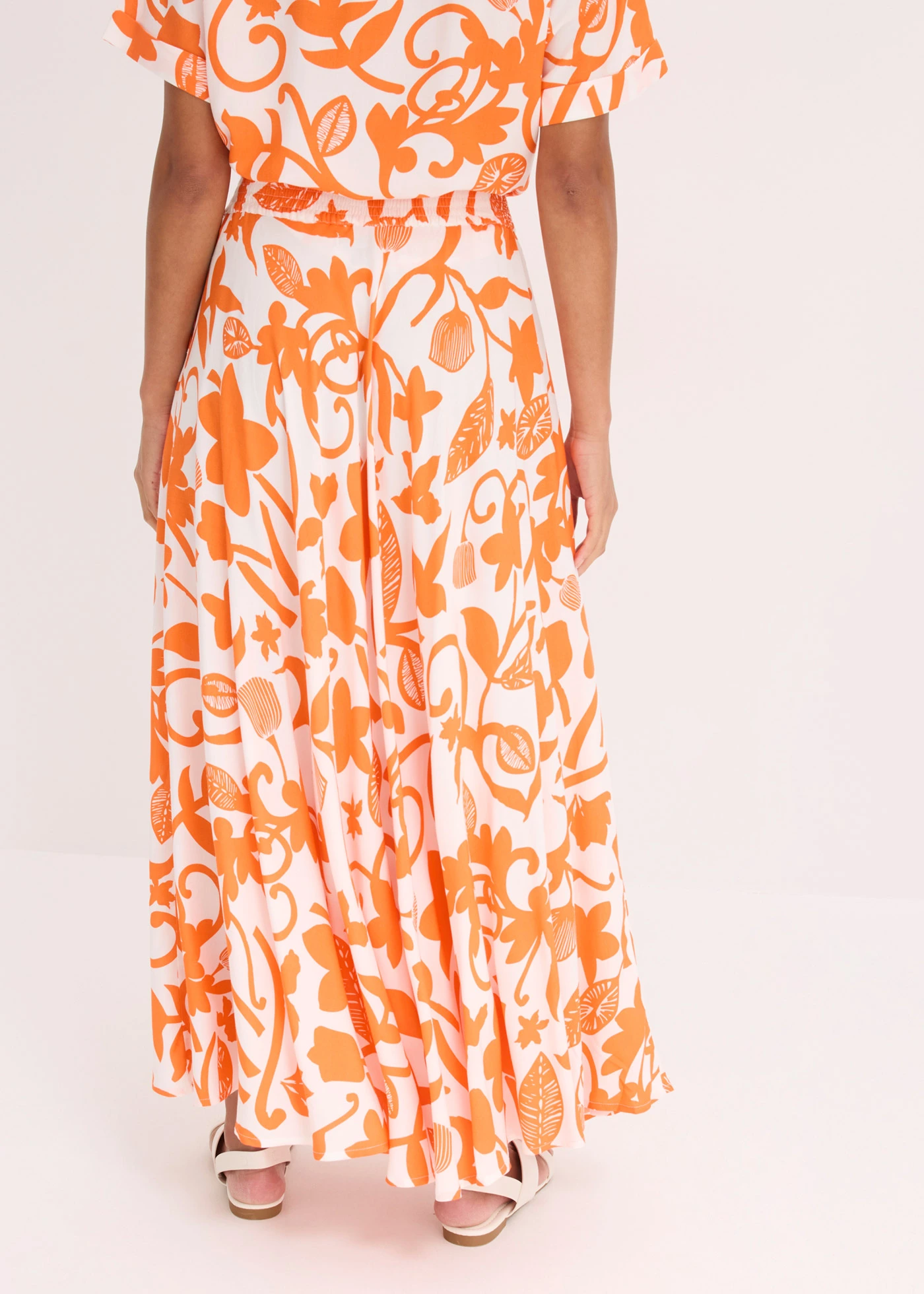 Jupe longue en viscose fluide • écru/mangue floral • Boutique bonprix