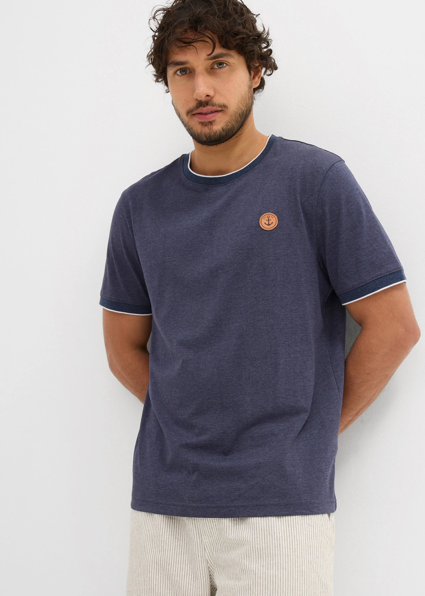 T-shirt effet superposé avec écusson poitrine • bleu foncé chiné • Boutique bonprix