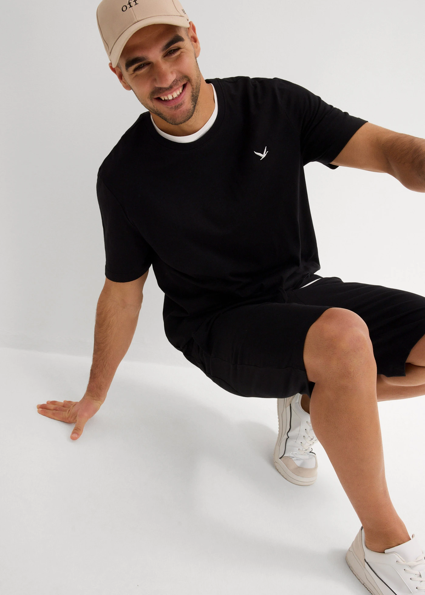 T-shirt + bermudy (2 części) • czarny • sklep bonprix