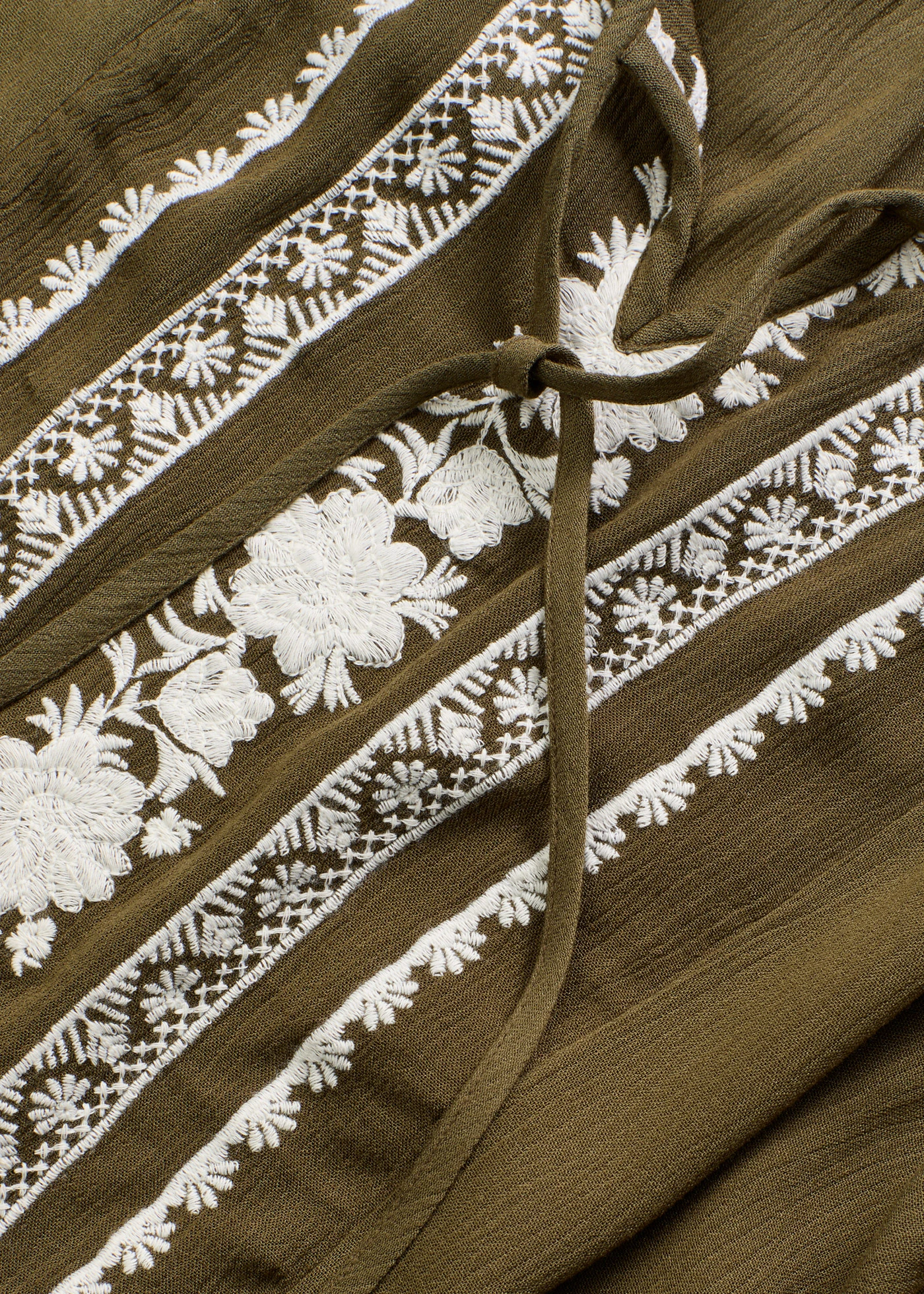 Blouse met borduursel • donkerolijfgroen-beige • bonprix online shop