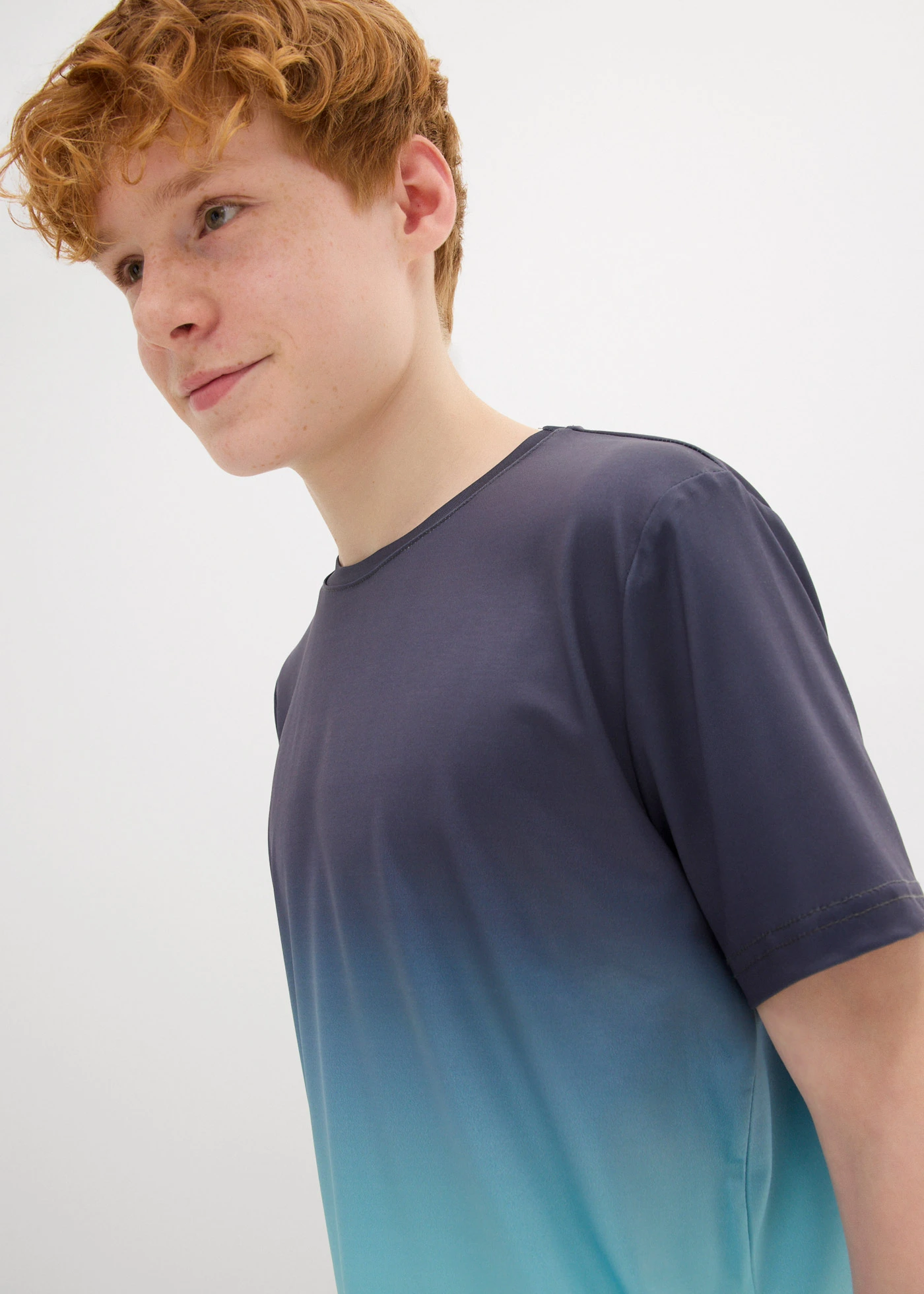 Shirt sportowy w cieniowanym kolorze • ciemnoniebiesko-niebieski wodny • sklep bonprix