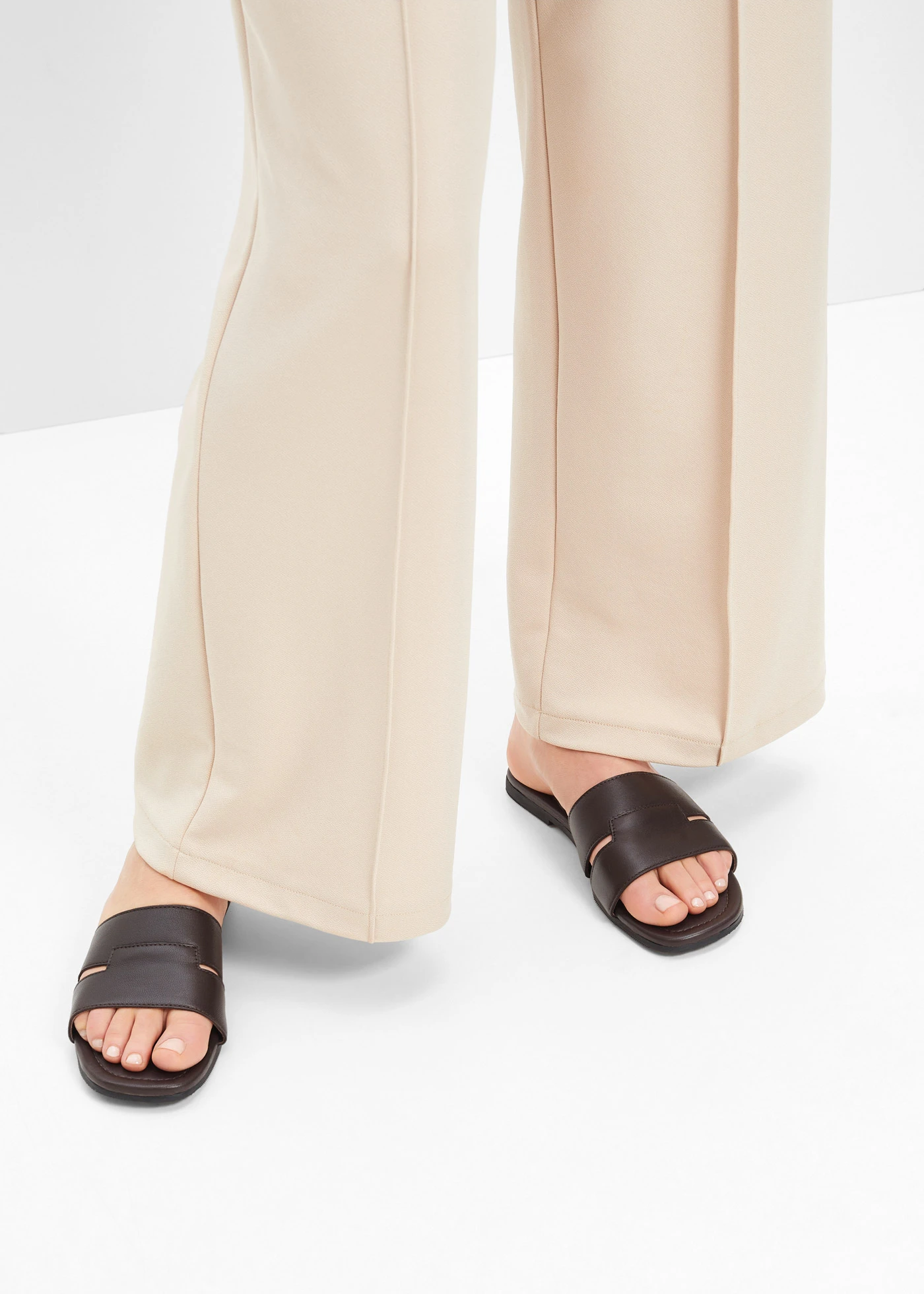 Slippers van leer • donkerbruin • bonprix online shop