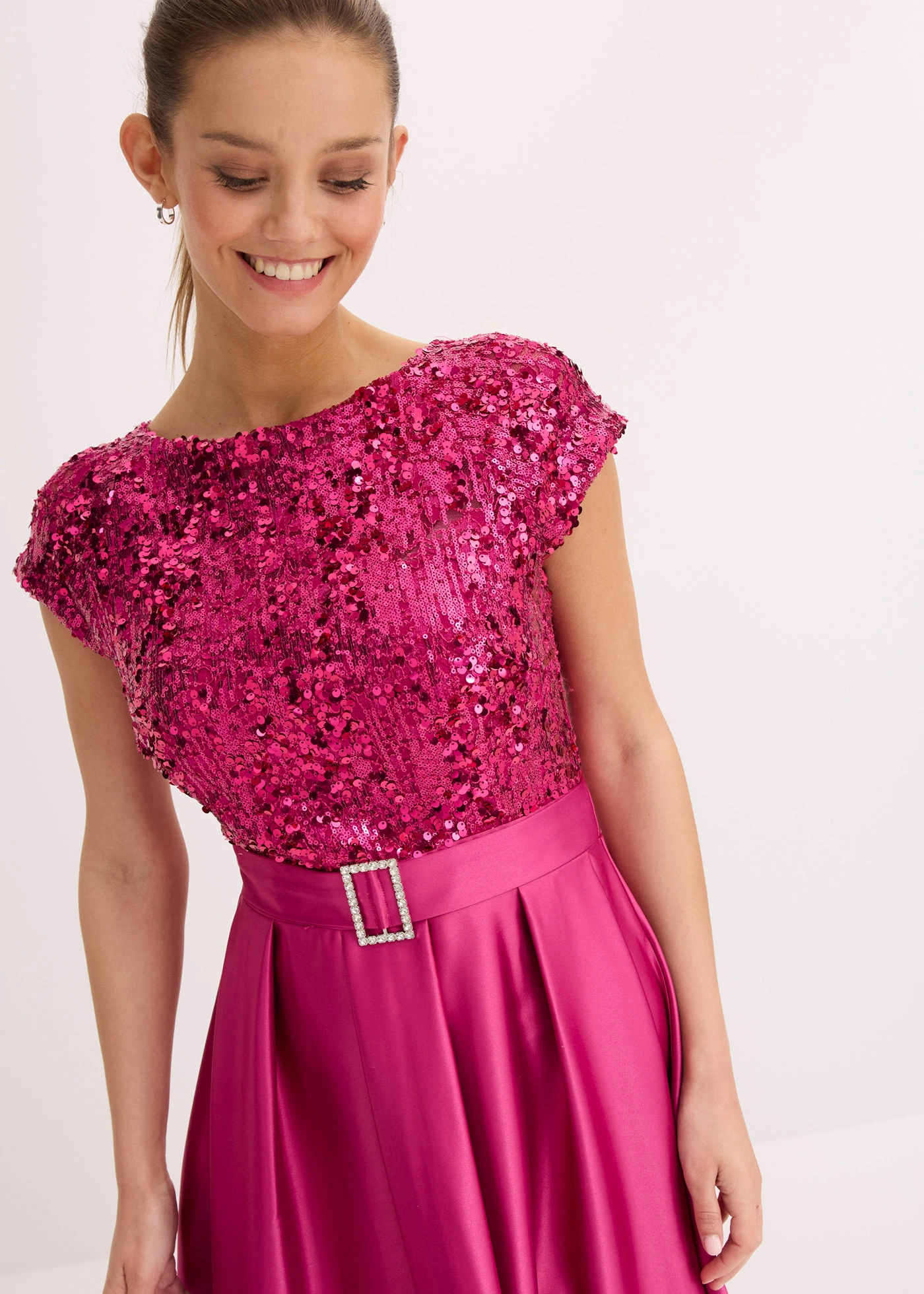 Maxi jurk van glanzend satijn met pailletten • fuchsiapink • bonprix online shop