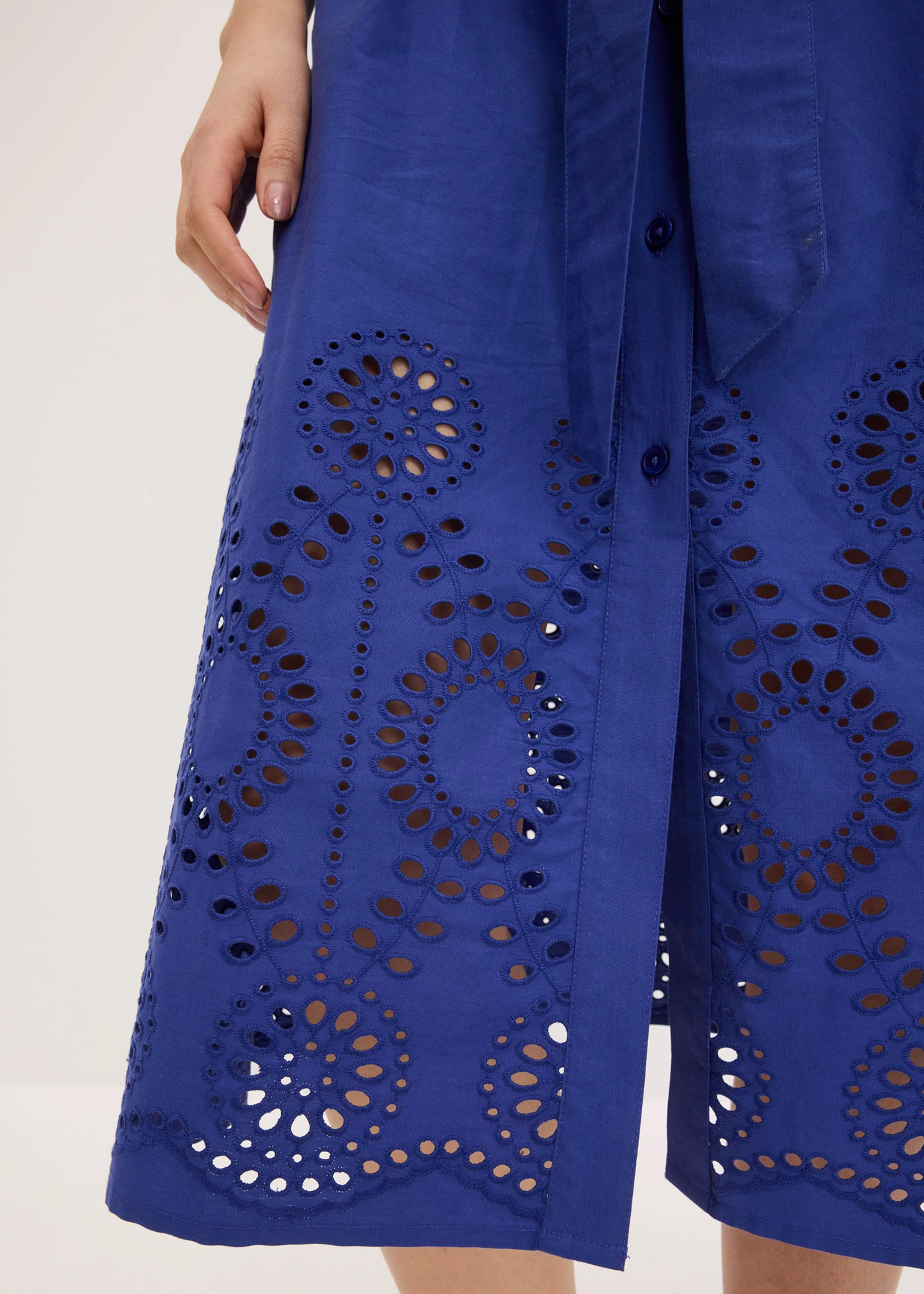 Robe-chemise avec broderies anglaises • bleu saphir • product-page.page-title-suffix