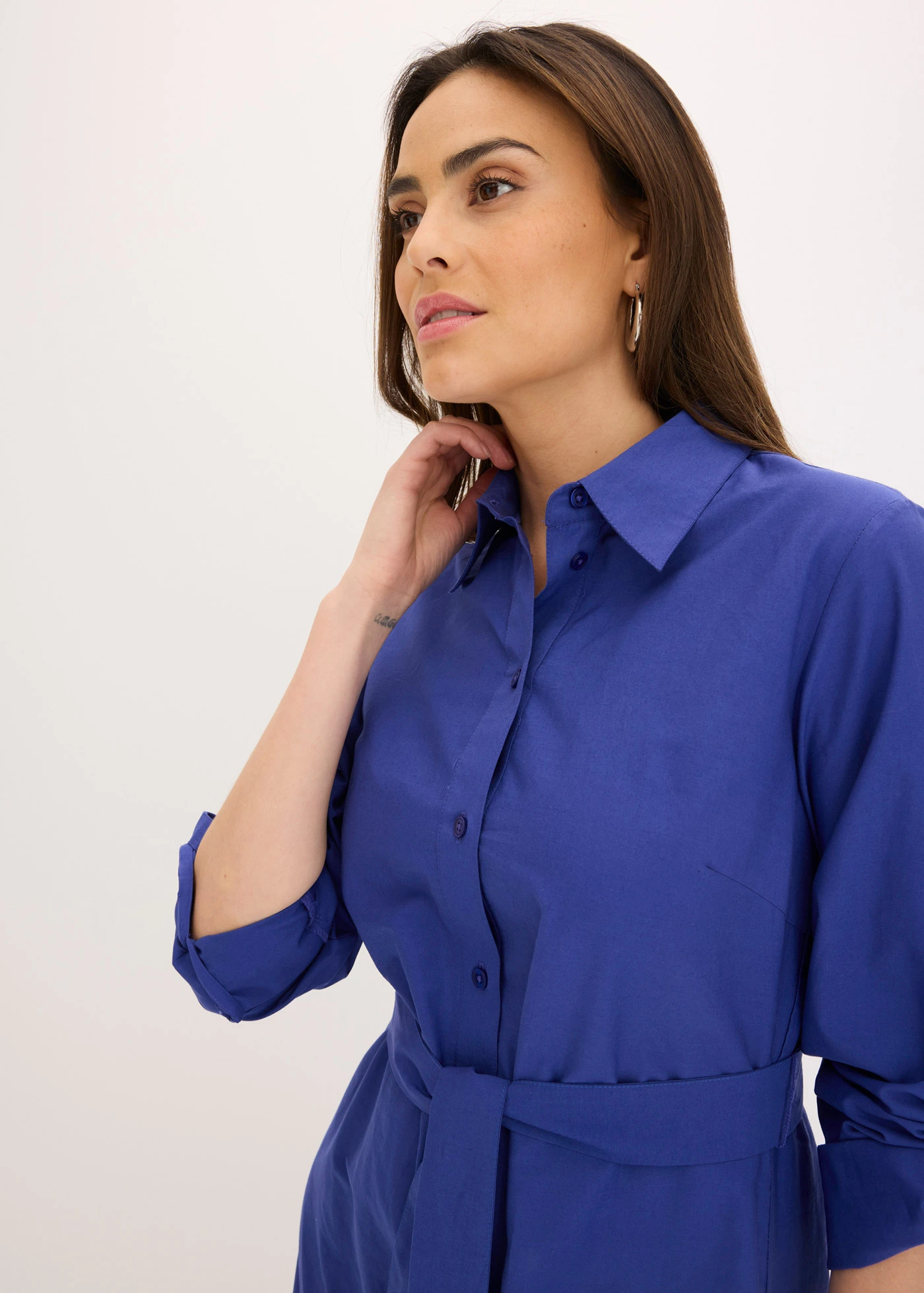 Košilové šaty s dírkovanou výšivkou • safírově modrá • bonprix obchod