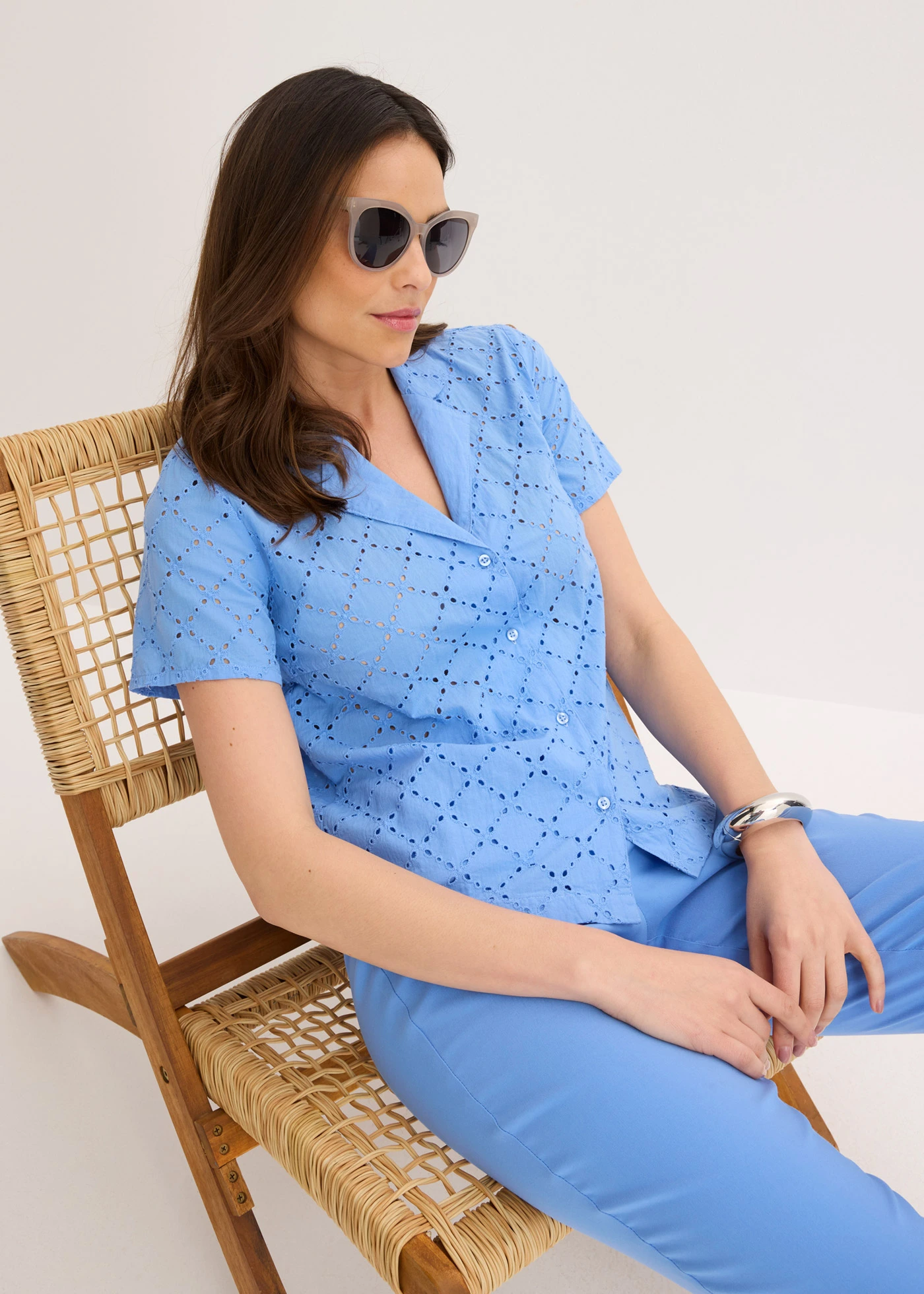 Blouse met broderie anglaise • middenblauw • bonprix online shop