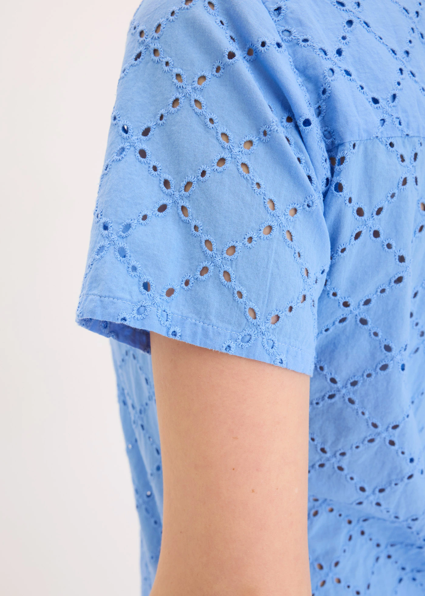 Blouse met broderie anglaise • middenblauw • bonprix online shop