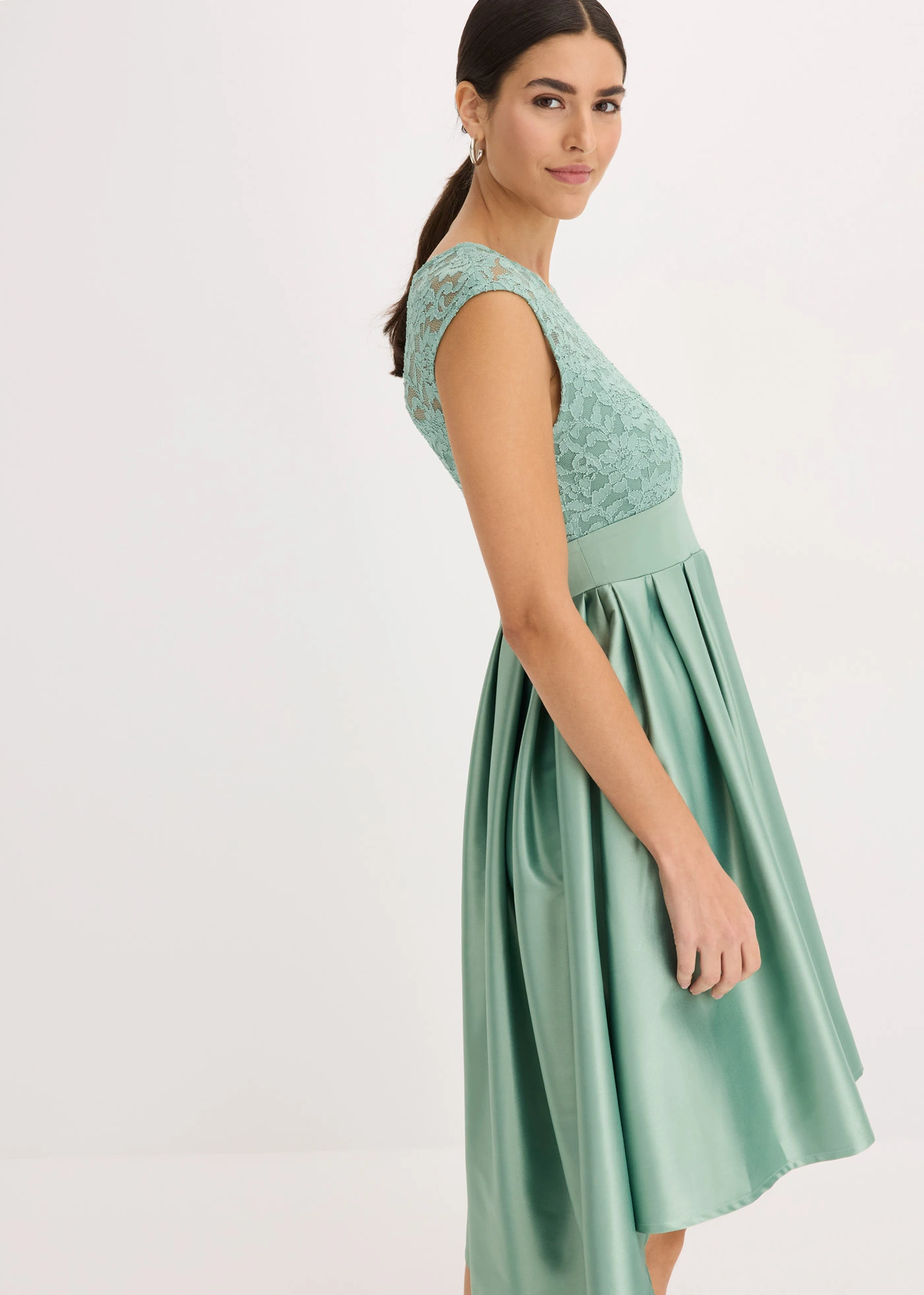 Šaty s delším zadním dílem, z lesklého saténu s krajkou • pastelově zelená • bonprix obchod