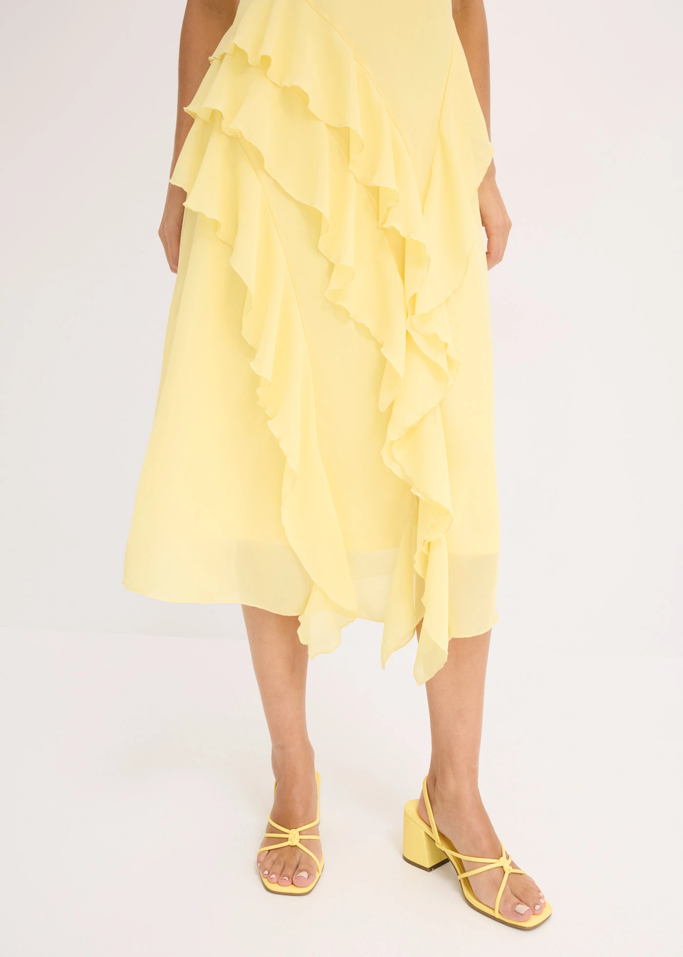 Robe en mousseline avec bretelles et volants • jaune clair • Boutique bonprix