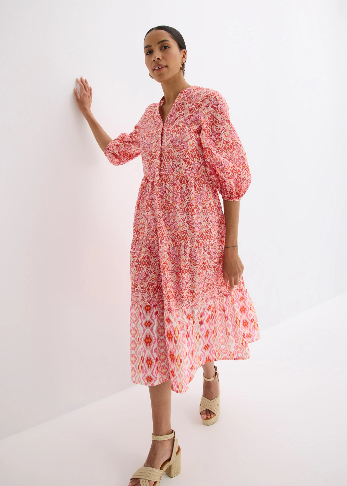 Rochie midi din bumbac vaporos • roșu-căpșună-ecru cu imprimeu • magazin bonprix
