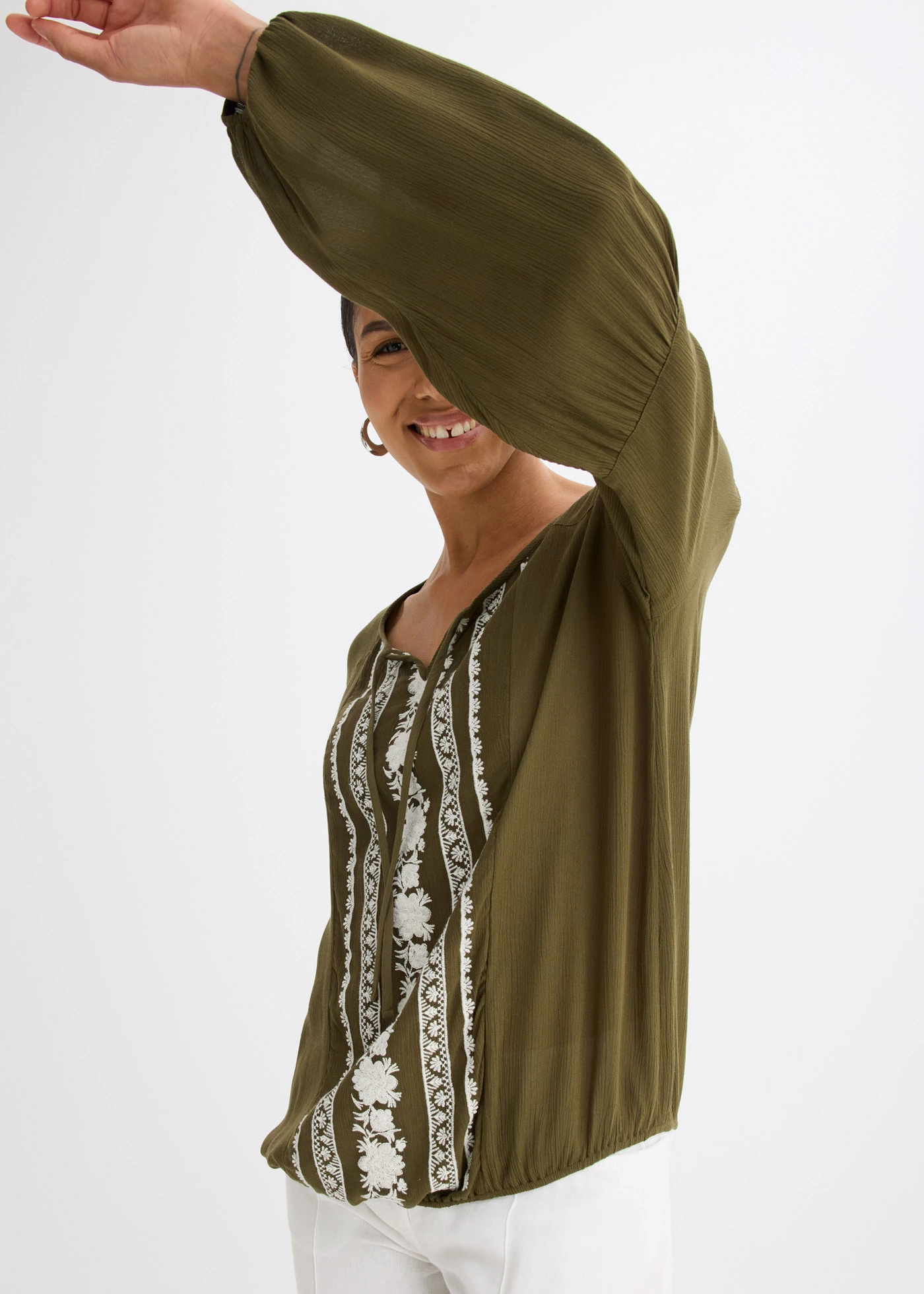 Blouse met borduursel • donkerolijfgroen-beige • bonprix online shop