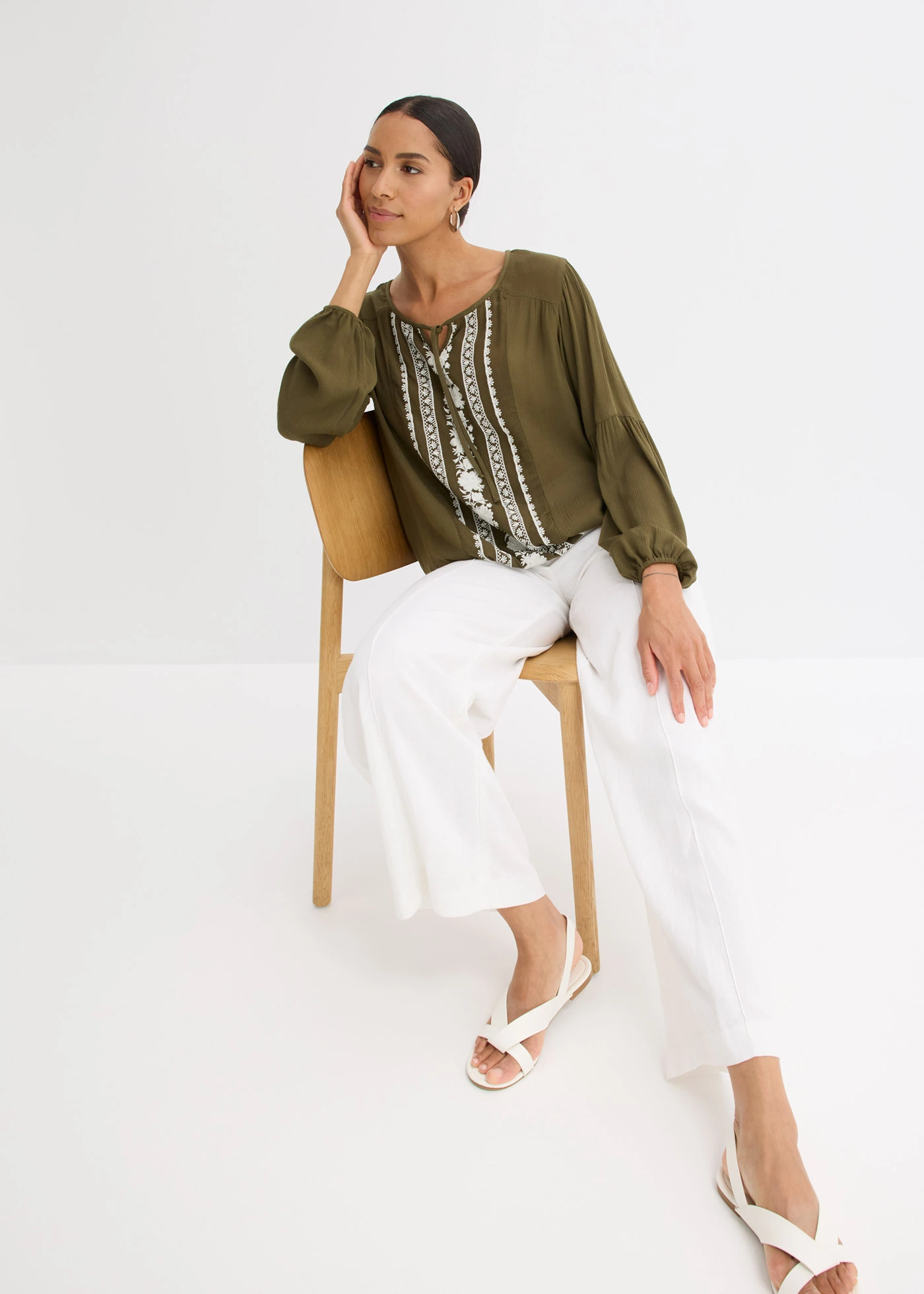 Blouse met borduursel • donkerolijfgroen-beige • bonprix online shop