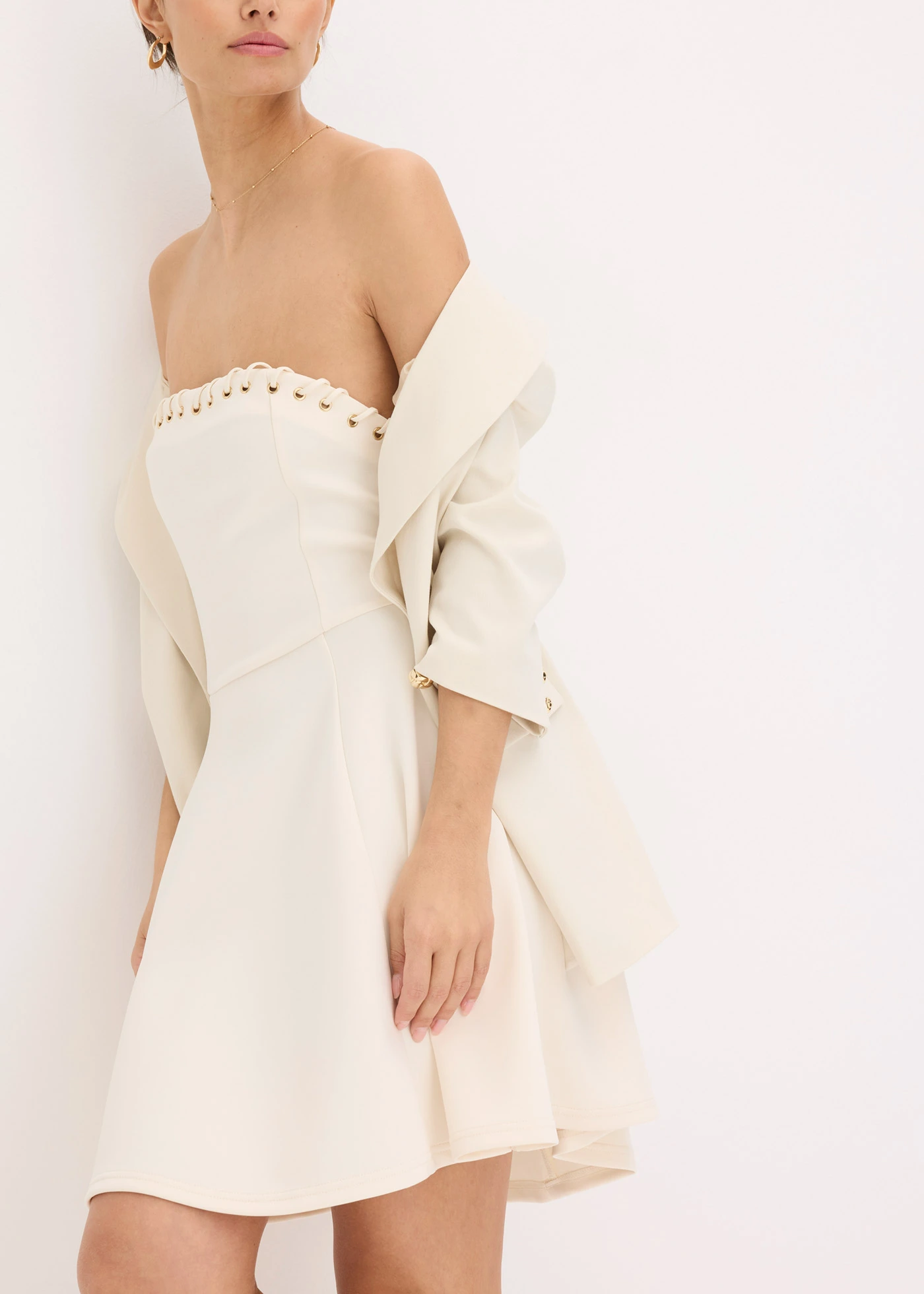 Šaty s ozdobným řetízkem • přírodní bílá • bonprix obchod