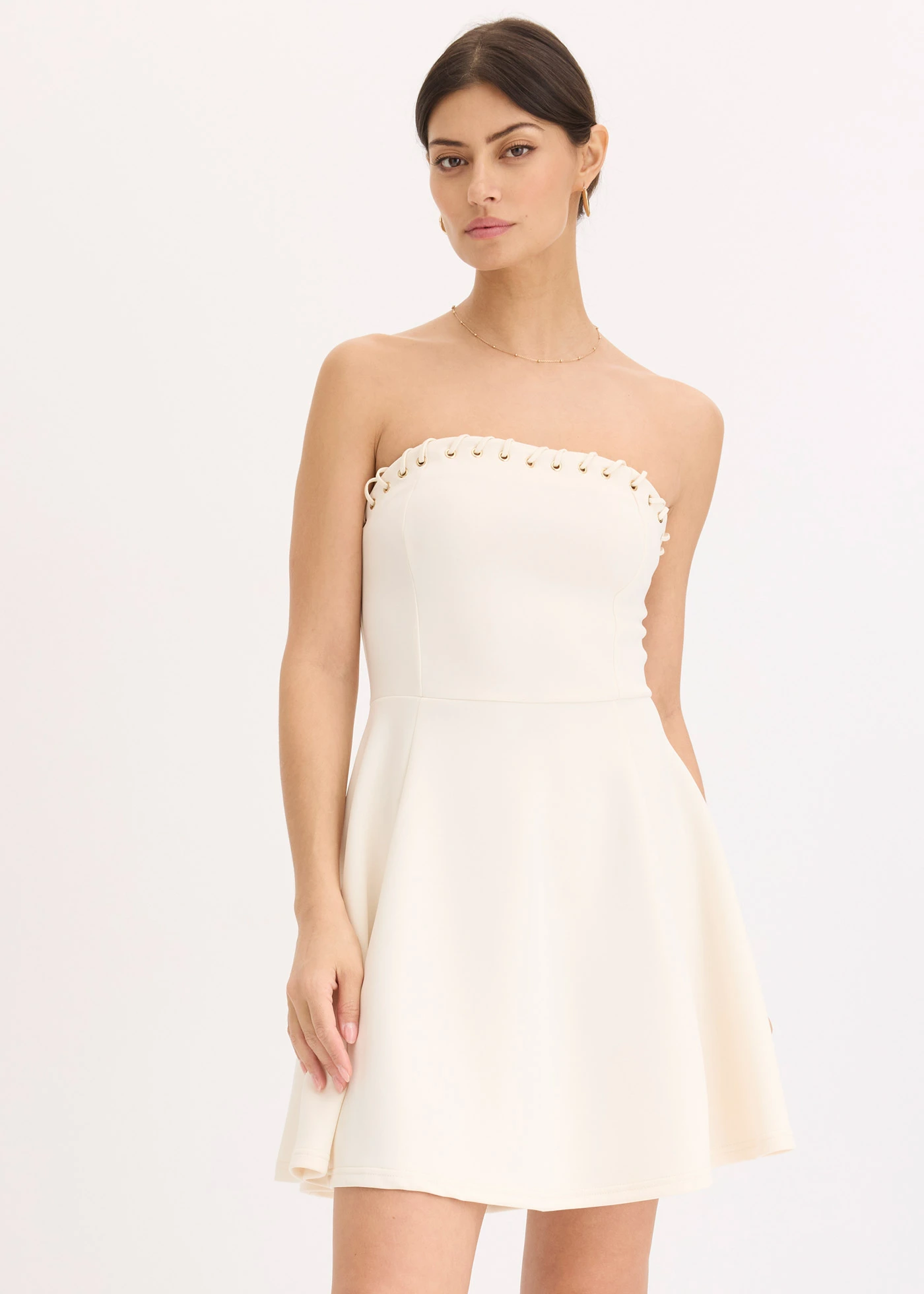 Šaty s ozdobným řetízkem • přírodní bílá • bonprix obchod