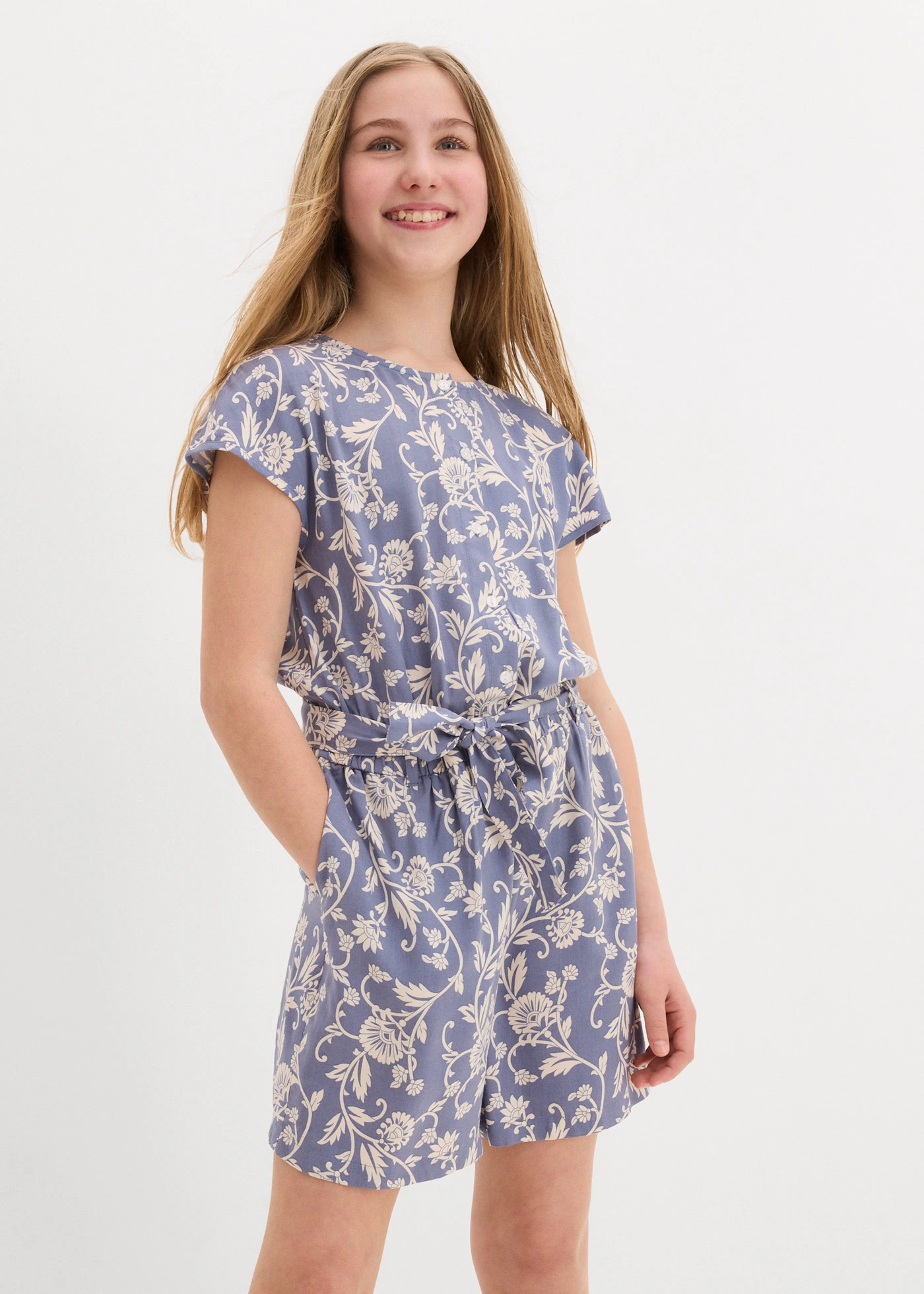 Krátký overal ze splývavé viskózy • matně modro-béžová s květy • bonprix obchod