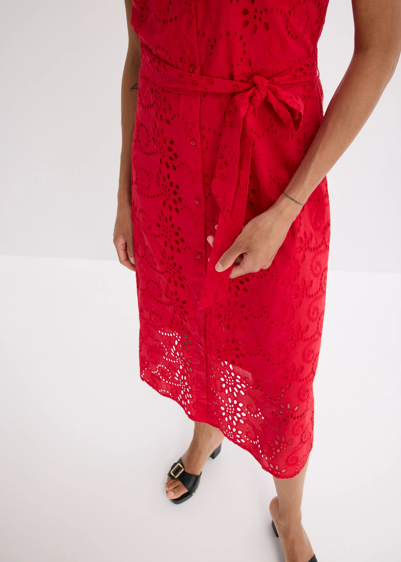 Halenkové šaty s dírkovanou výšivkou, z čisté bavlny • sytě červená • bonprix obchod