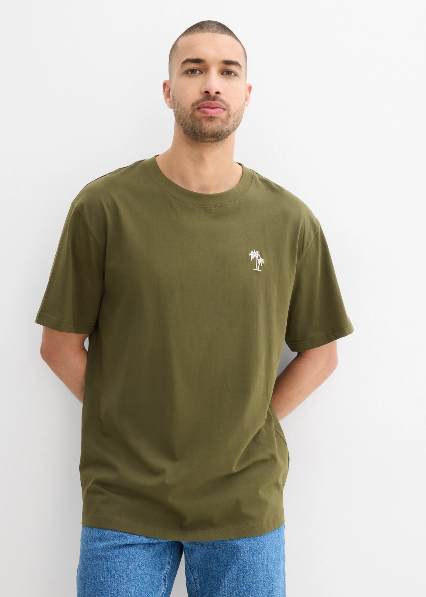 T-shirt z nadrukiem na plecach, luźny fason • ciemny oliwkowy z nadrukiem • sklep bonprix