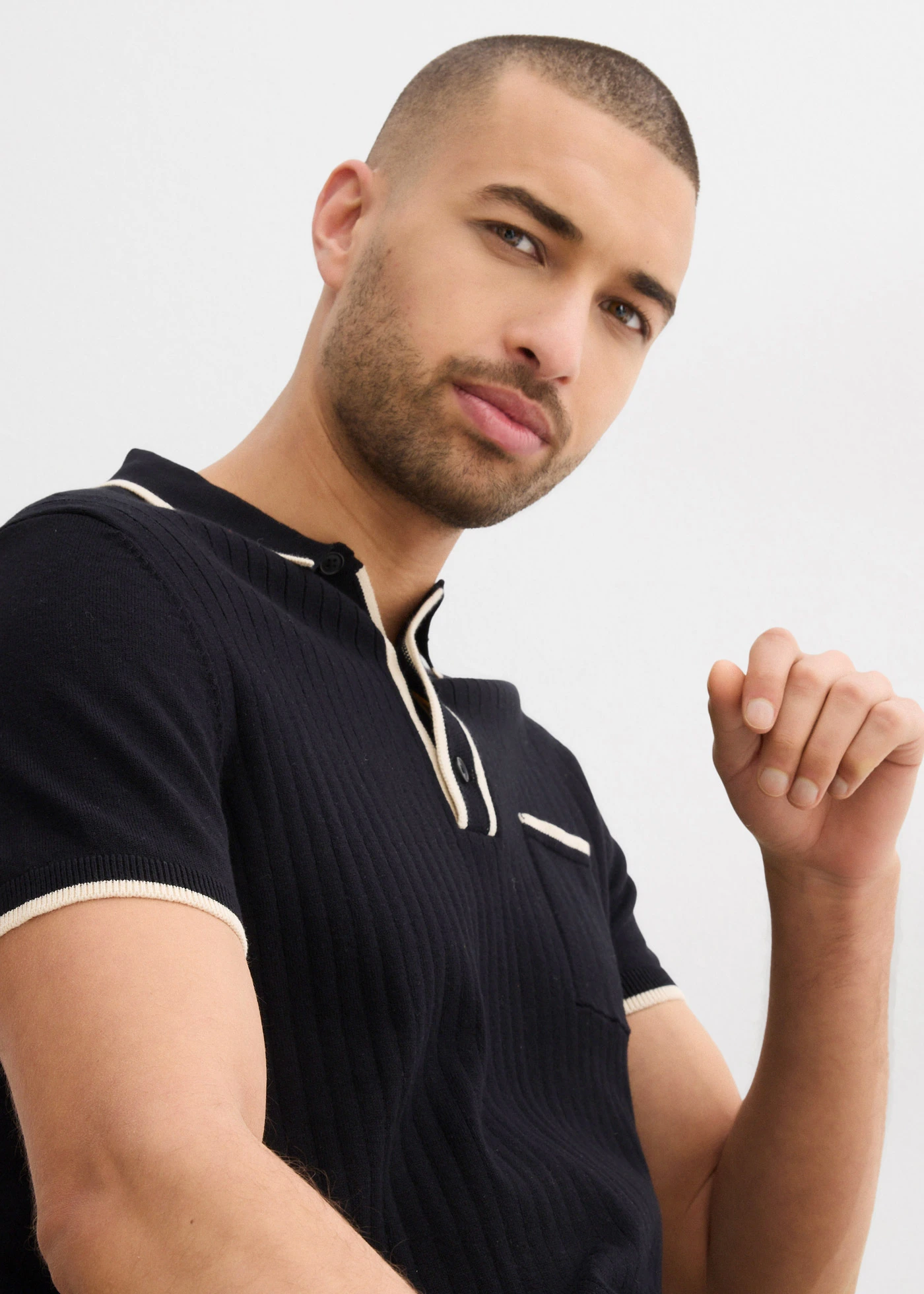 Bluză polo cu detalii contrast • negru-bej-prund • magazin bonprix