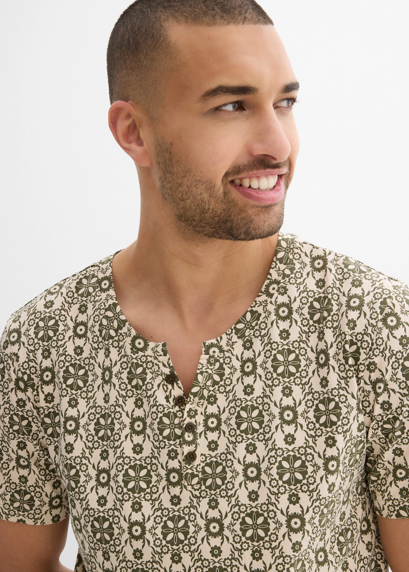 T-shirt col tunisien 100% coton • beige galet/olive foncé imprimé graphique • Boutique bonprix