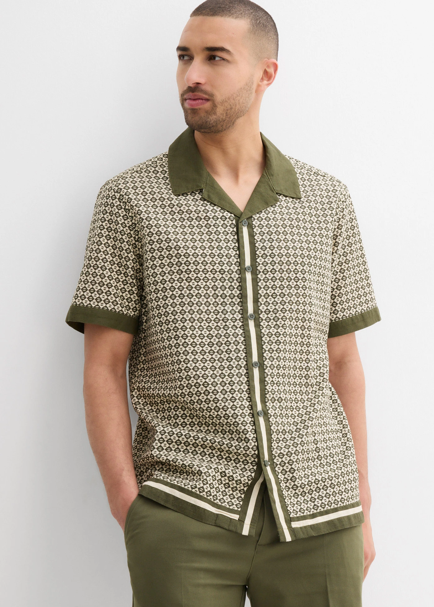 Chemise manches courtes en lin mélangé • beige galet/olive foncé imprimé graphique • Boutique bonprix