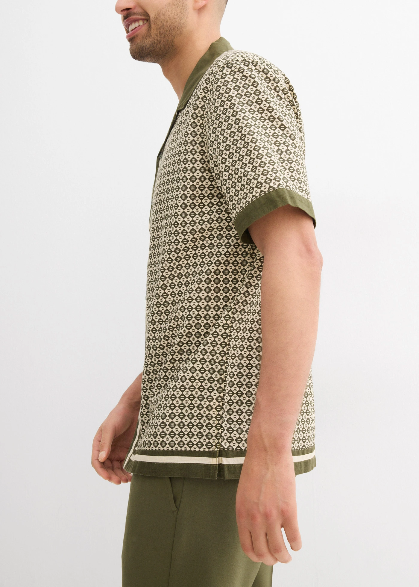 Košile s krátkým rukávem a se lnem • šedobéžovo-tmavě olivová s grafickým potiskem • bonprix obchod