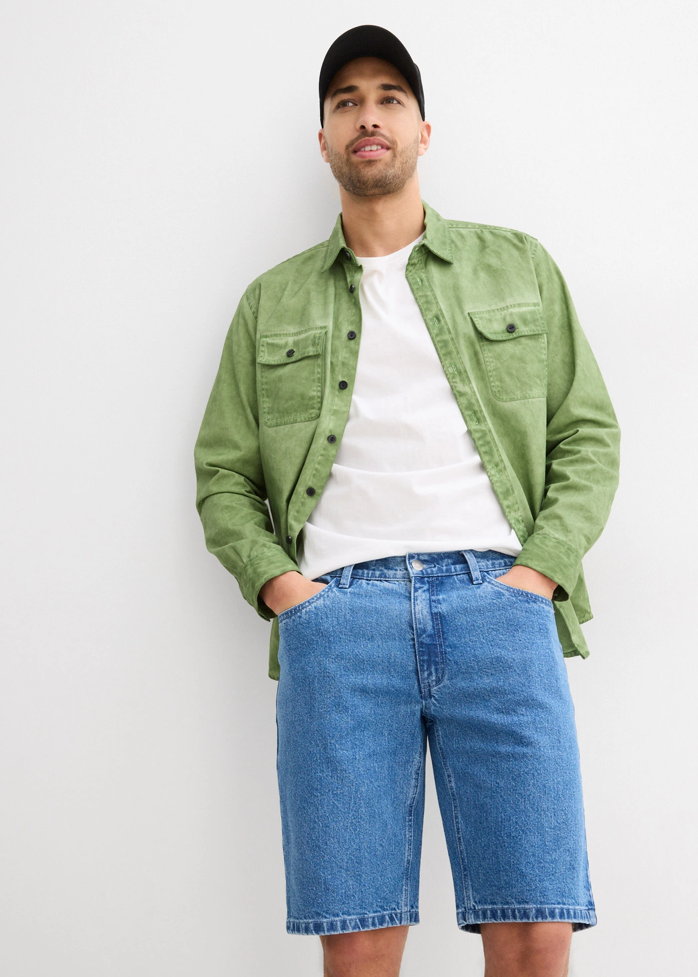 Bermuda en jean extensible, loose • bleu clair denim • Boutique bonprix