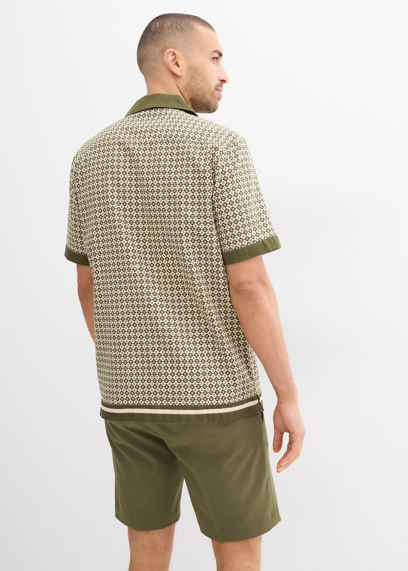 Košile s krátkým rukávem a se lnem • šedobéžovo-tmavě olivová s grafickým potiskem • bonprix obchod