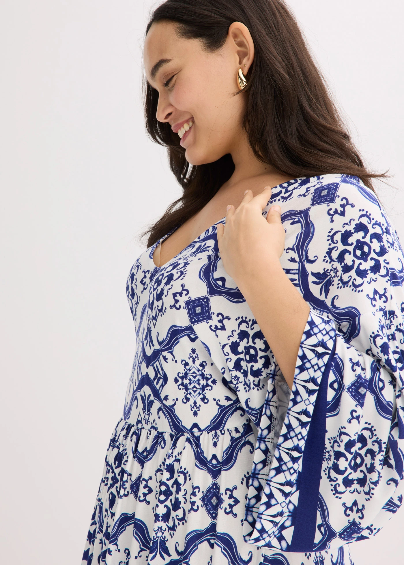 Długa sukienka z miękkiej mieszanki wiskozy • biało-niebieski z nadrukiem plus size • sklep bonprix