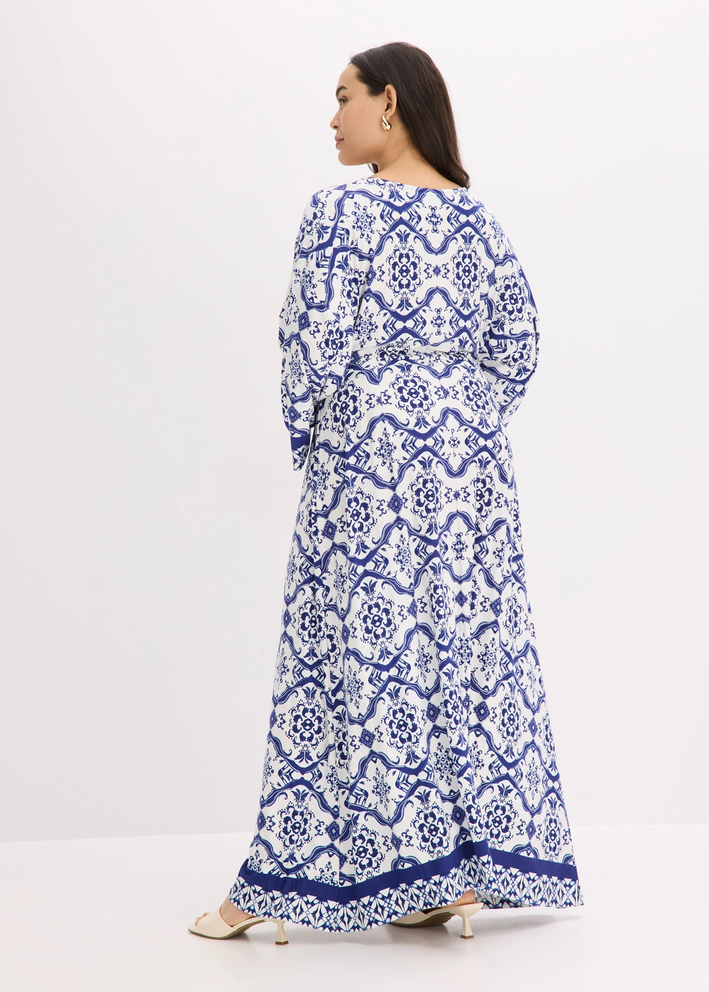 Długa sukienka z miękkiej mieszanki wiskozy • biało-niebieski z nadrukiem plus size • sklep bonprix