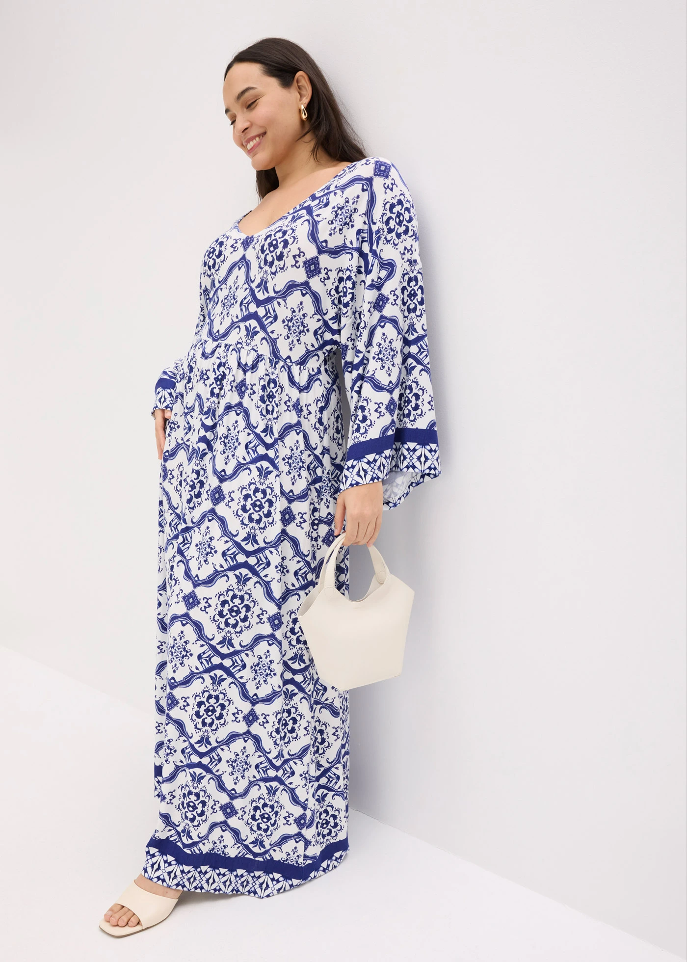 Długa sukienka z miękkiej mieszanki wiskozy • biało-niebieski z nadrukiem plus size • sklep bonprix