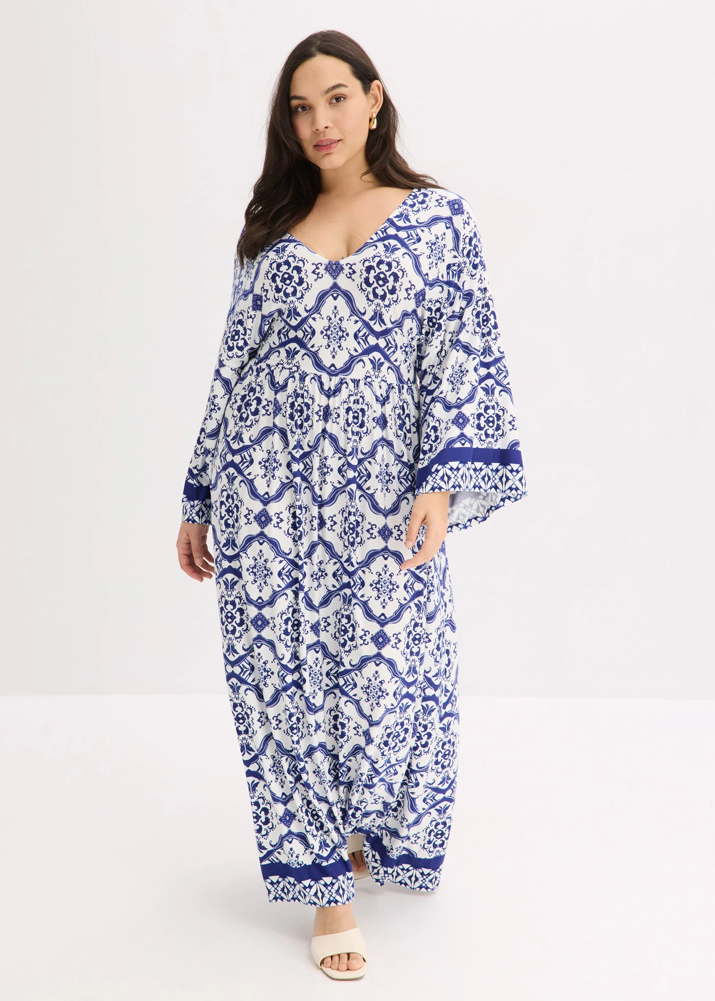 Długa sukienka z miękkiej mieszanki wiskozy • biało-niebieski z nadrukiem plus size • sklep bonprix