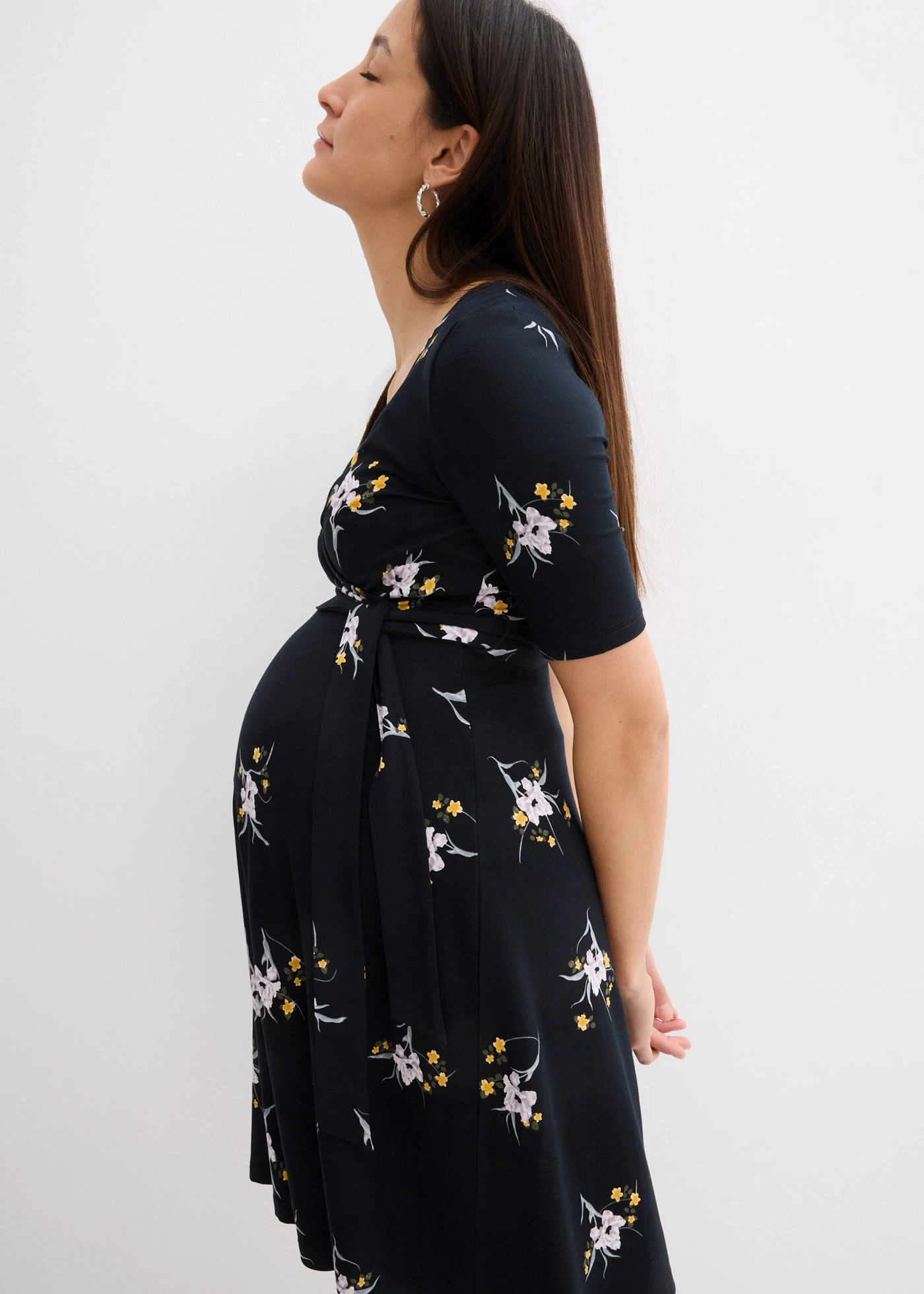 Těhotenské šaty s kojicí funkcí, z měkké viskózy • černá s květy • bonprix obchod