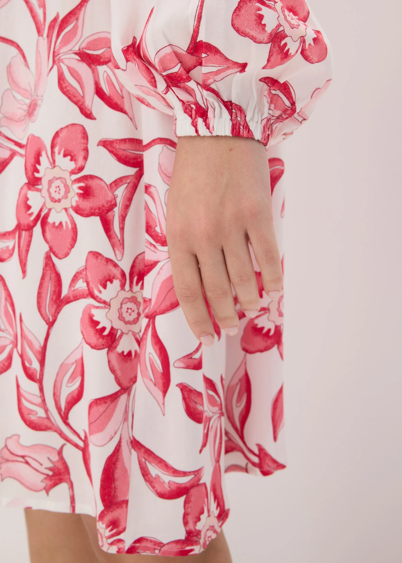 Tunikové šaty ze splývavé viskózy s potiskem • přírodně bílo-pink květy • bonprix obchod