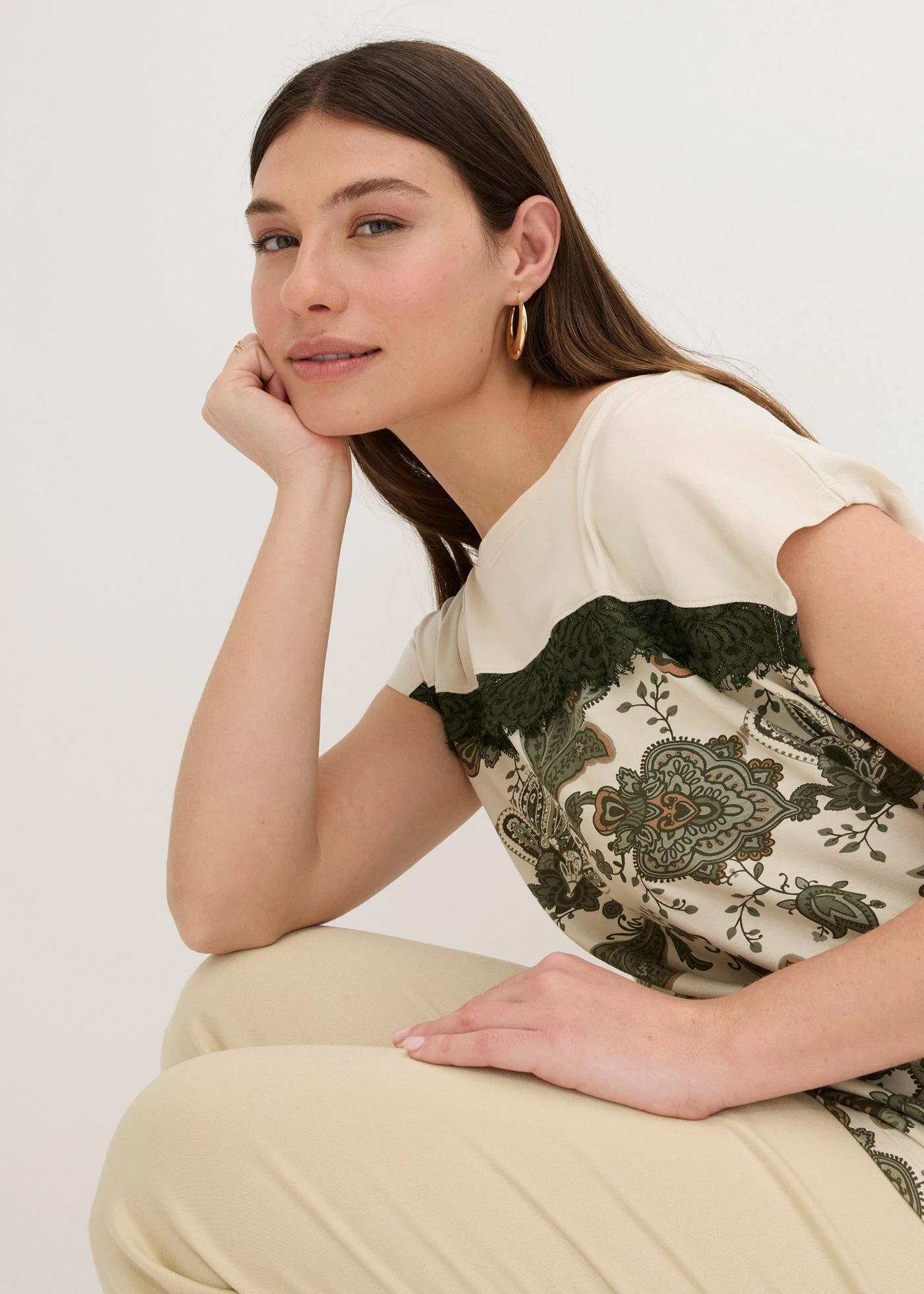 Oversized shirt met een band van kant • ecru-olijfgroen paisley • bonprix online shop