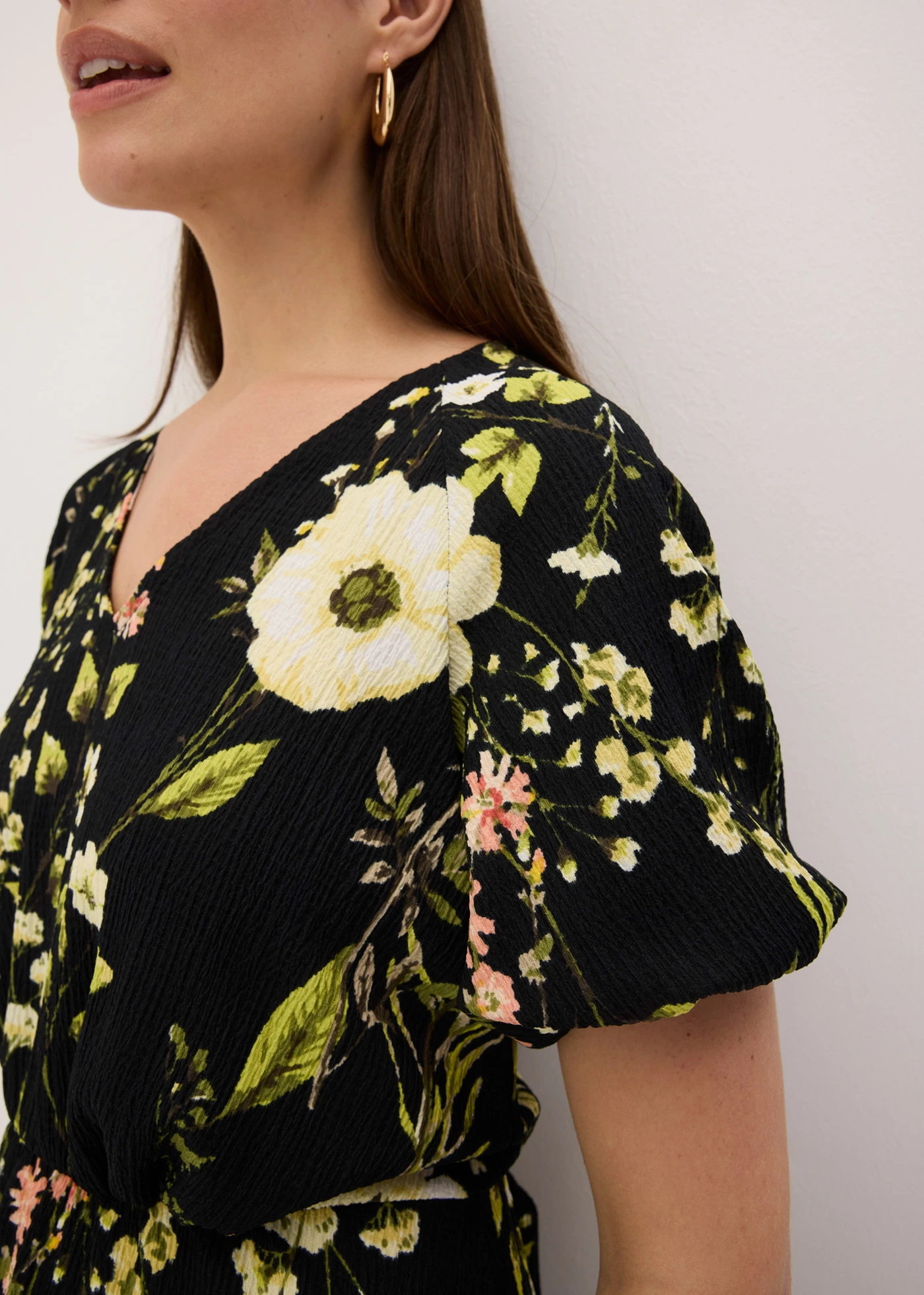 Šaty s nabíranými ramínky • černá s květy • bonprix obchod