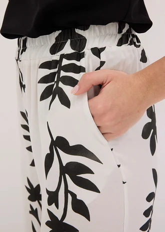Pantalon imprimé en viscose fluide • blanc/noir floral • Boutique bonprix