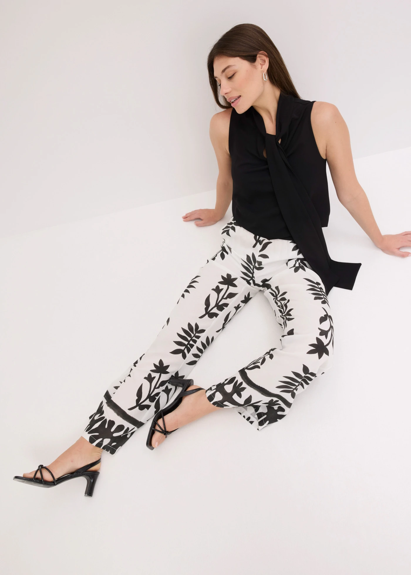 Pantalon imprimé en viscose fluide • blanc/noir floral • Boutique bonprix