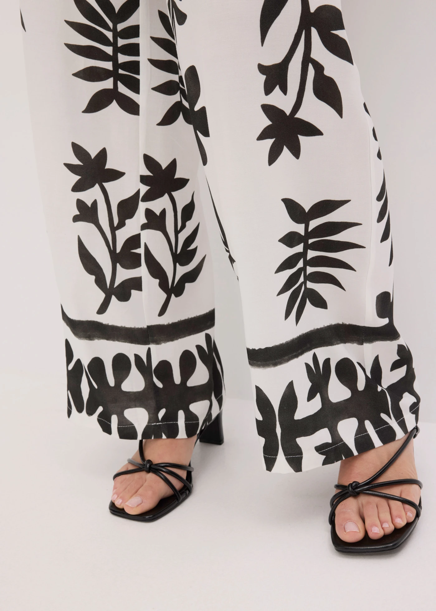 Pantalon imprimé en viscose fluide • blanc/noir floral • Boutique bonprix