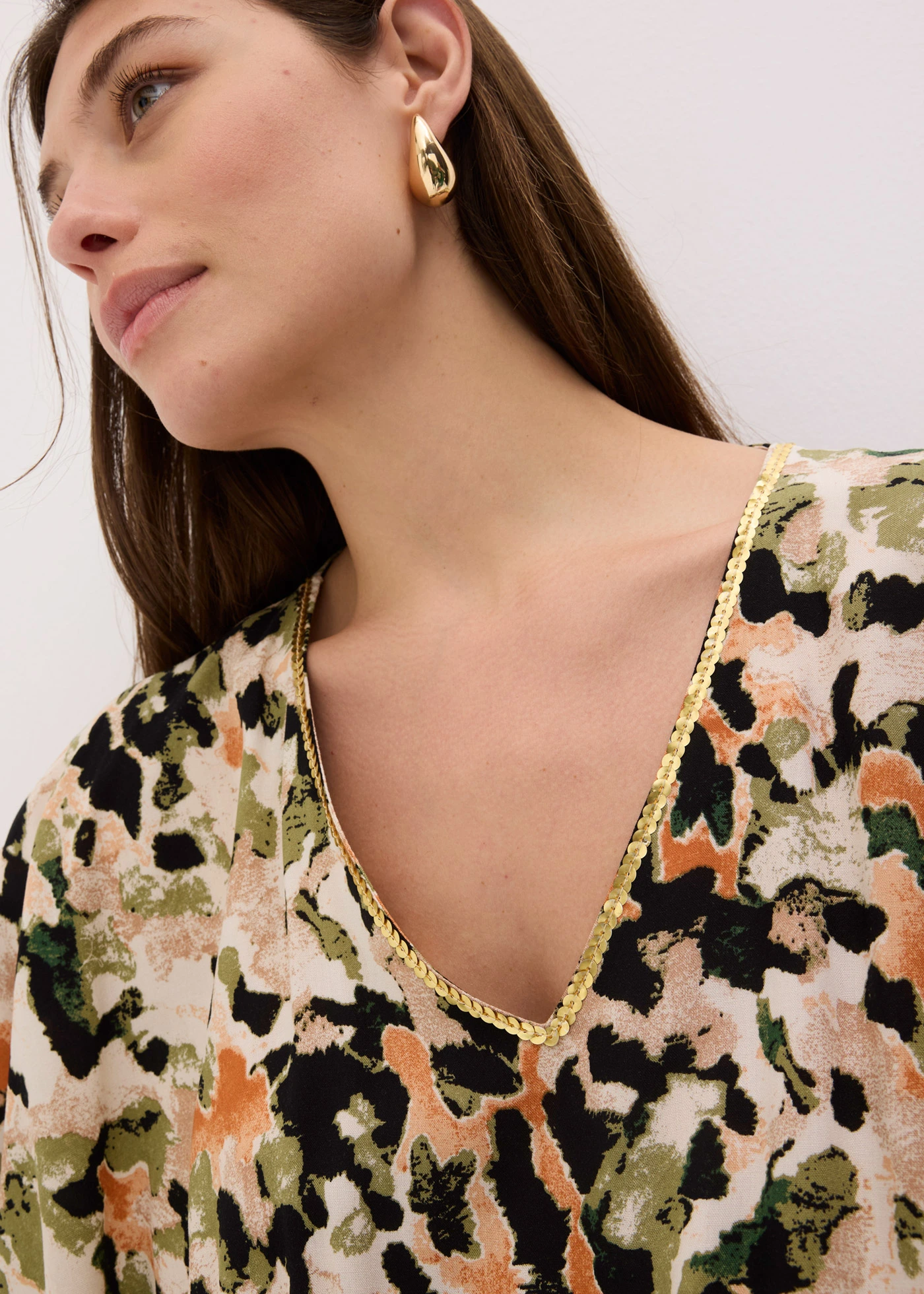 Maxi šaty ze splývavé viskózy s flitry • pískovo-černo-khaki s leopardím potiskem • bonprix obchod